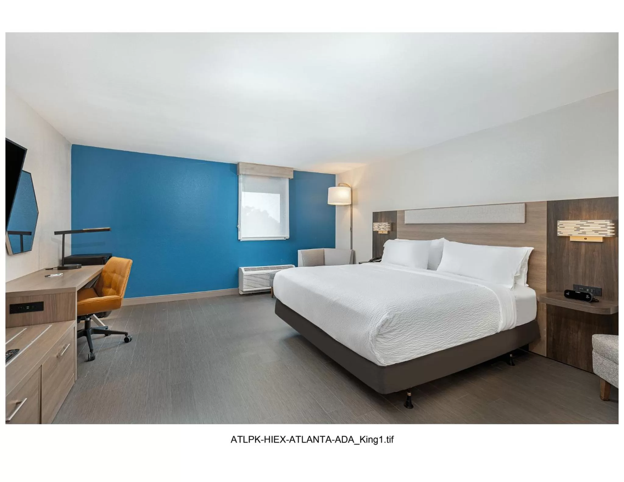 Standard King Room with Communications and Mobility Accessible Tub in Holiday Inn & Suites Atlanta Airport North, an IHG Hotel