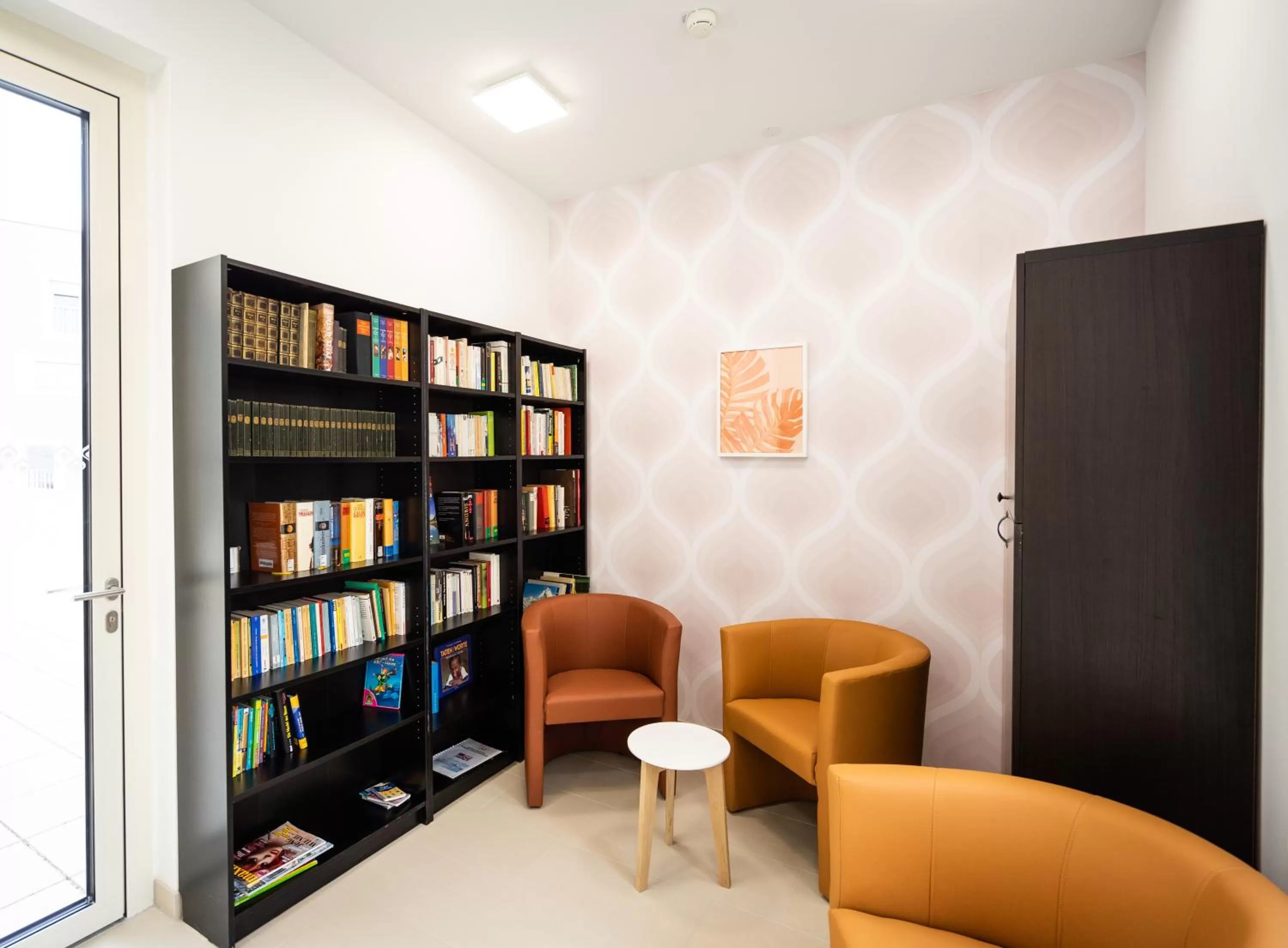 Library in FeelGood Apartments SmartLiving | contactless check-in