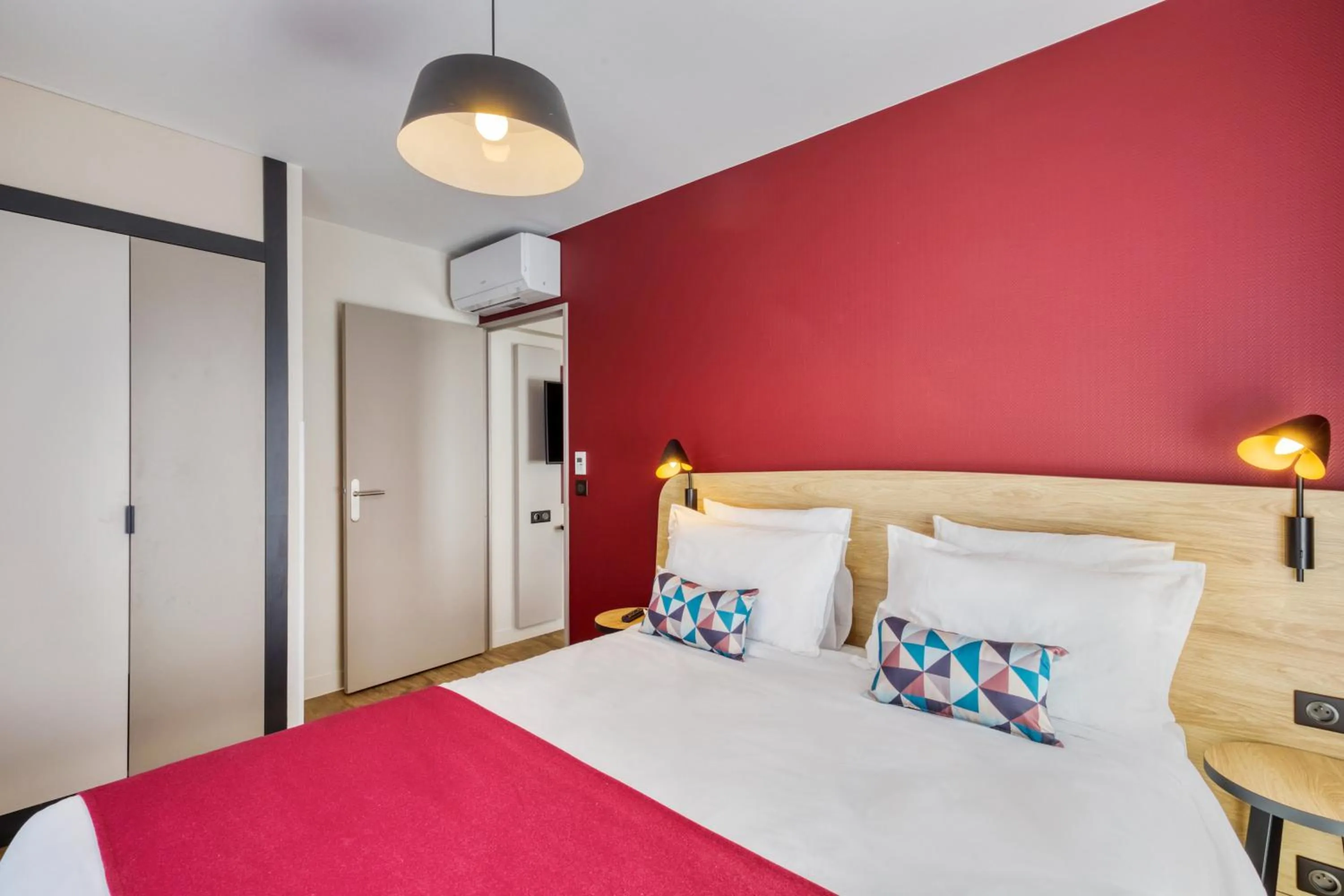 Bed in Appart'City Confort Paris Clichy - Mairie