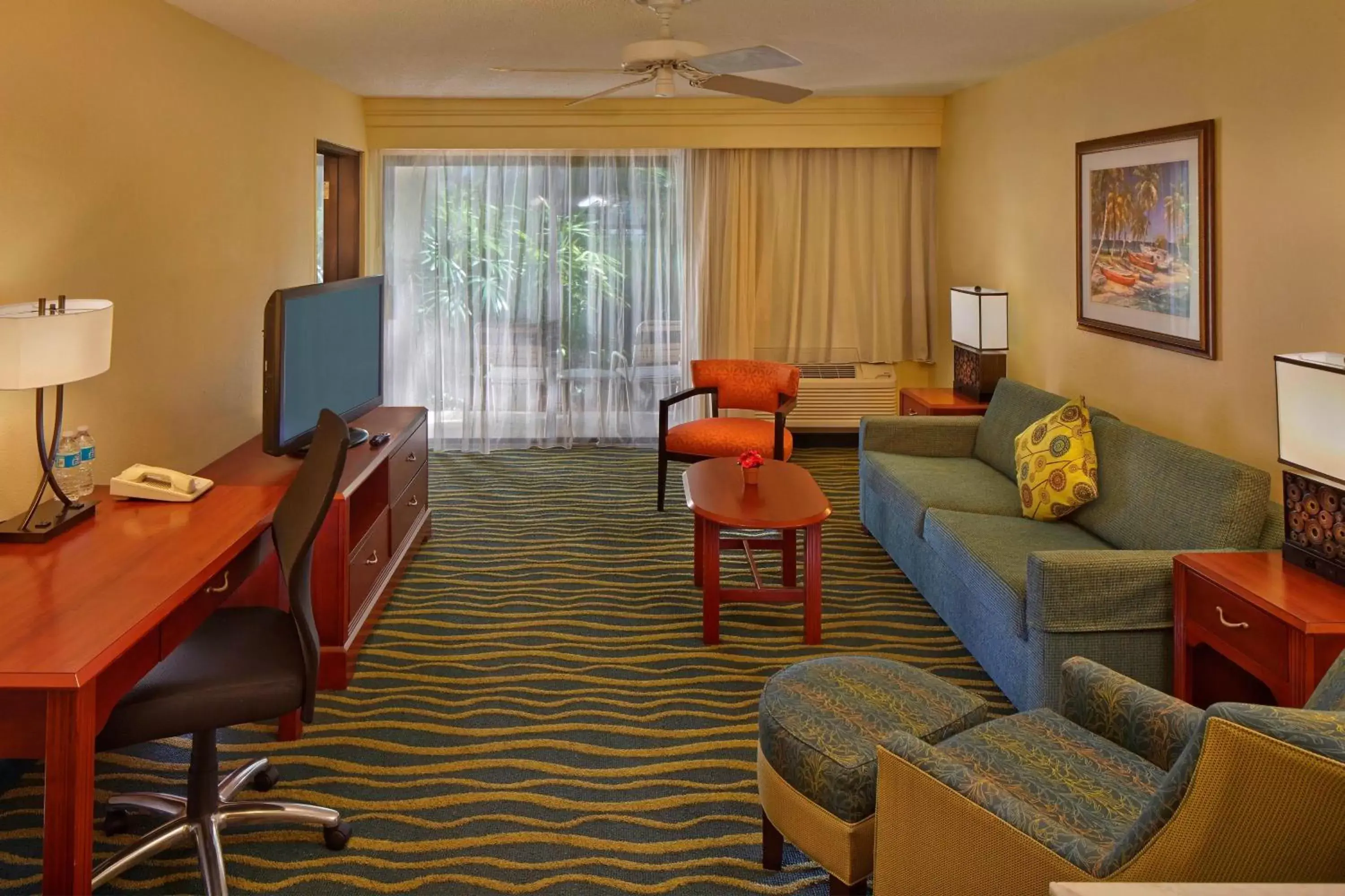 Living room, Seating Area in Courtyard by Marriott Key West Waterfront