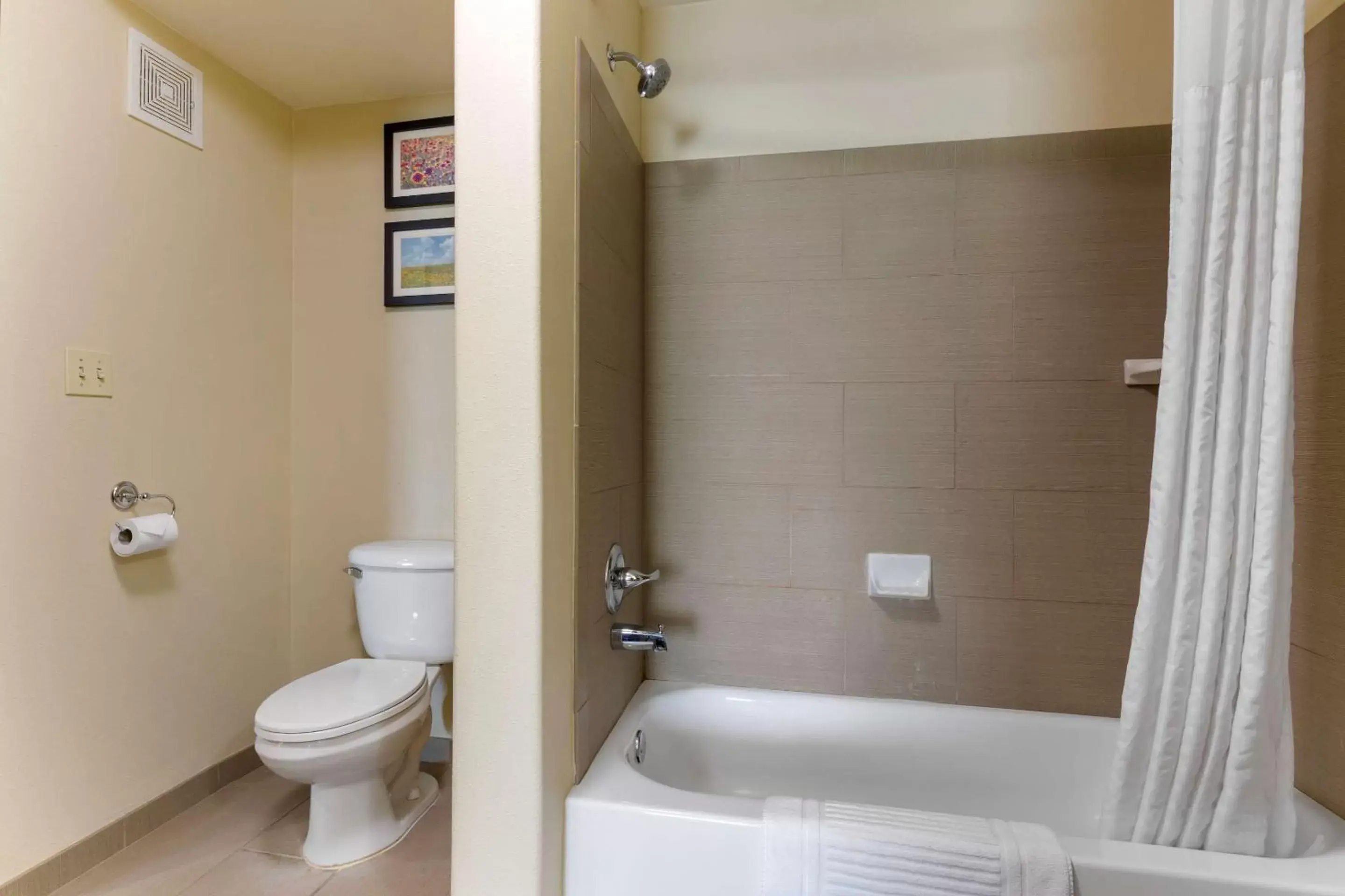 Photo of the whole room, Bathroom in Comfort Inn & Suites Ponca City near Marland Mansion