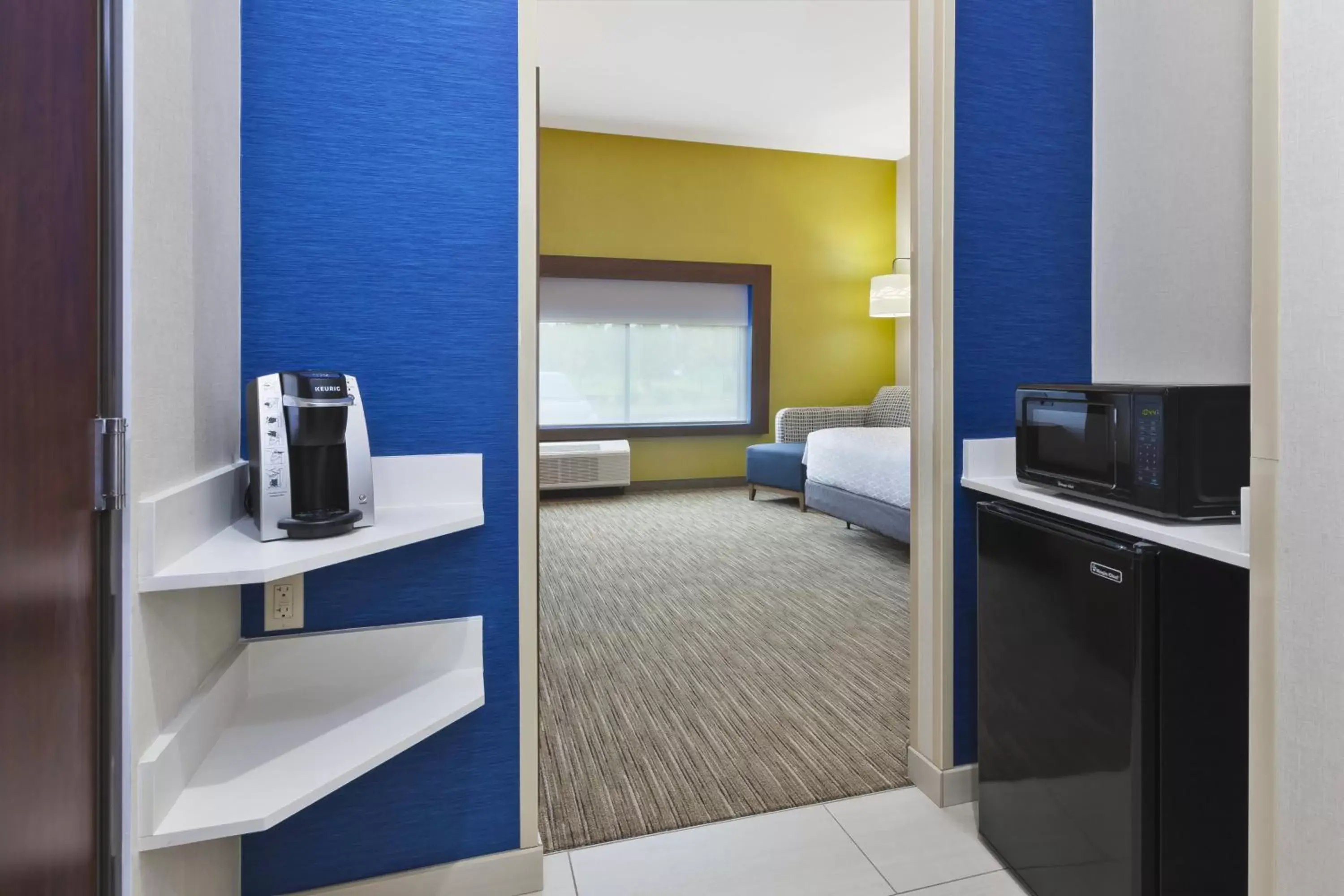 Photo of the whole room, TV/Entertainment Center in Holiday Inn Express & Suites - Painesville - Concord, an IHG Hotel
