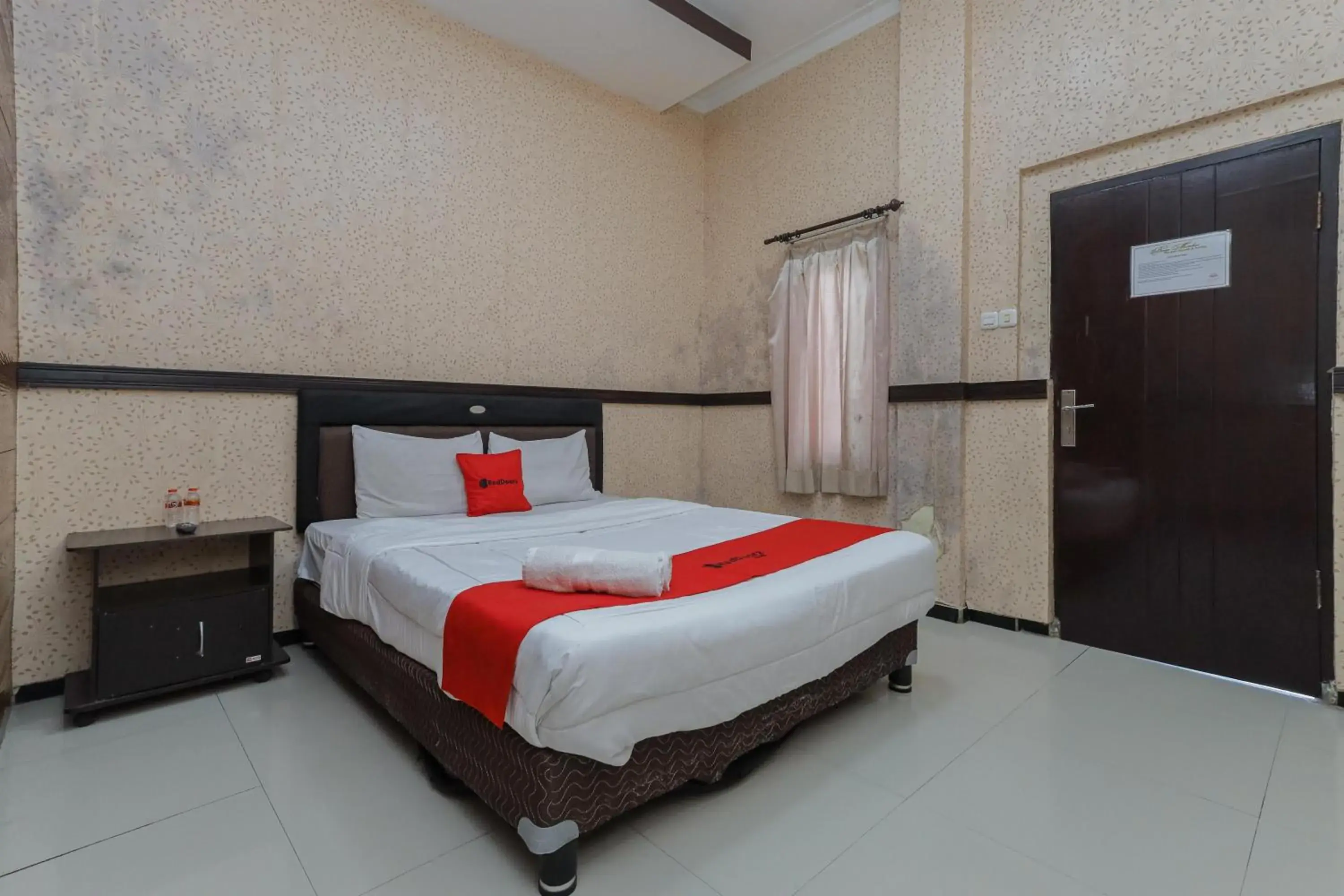 Bed in OYO 564 Bunga Matahari Guest House And Hotel