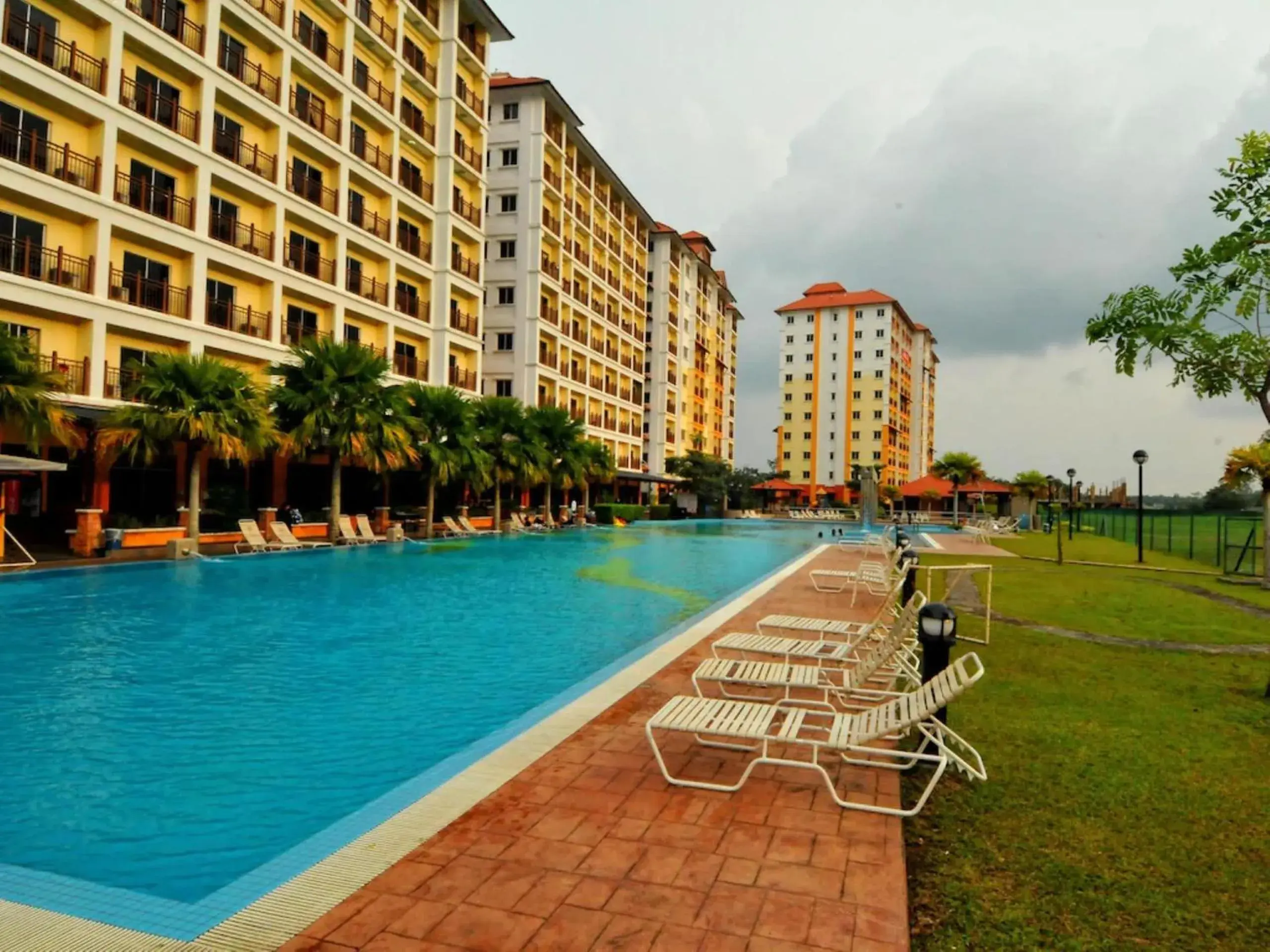 Facade/entrance, Swimming Pool in OYO HOME 90301 Suria Service Apartments @ Bukit Merak Laketown Resort