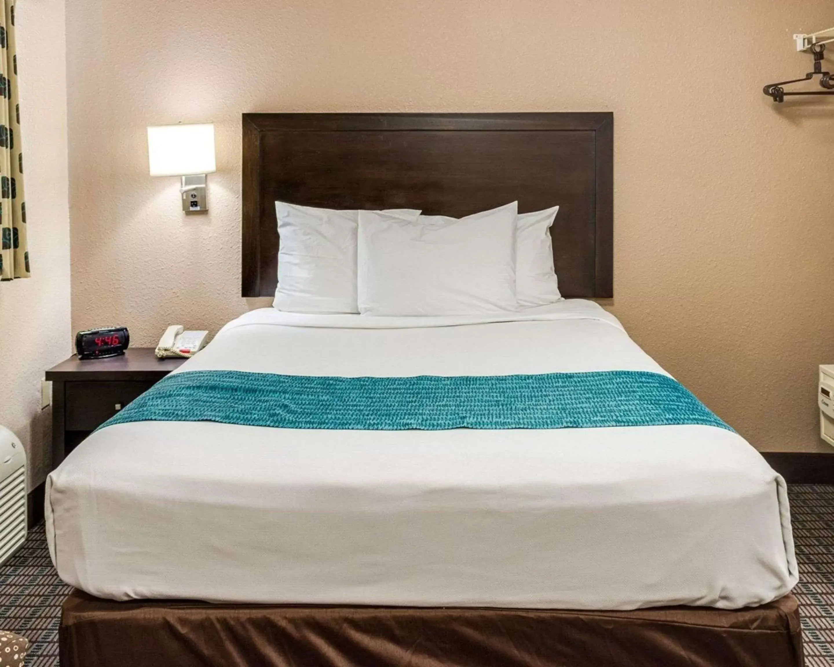 Photo of the whole room, Bed in Suburban Studios Avondale Photo of the whole room, Bed in Suburban Studios Avondale