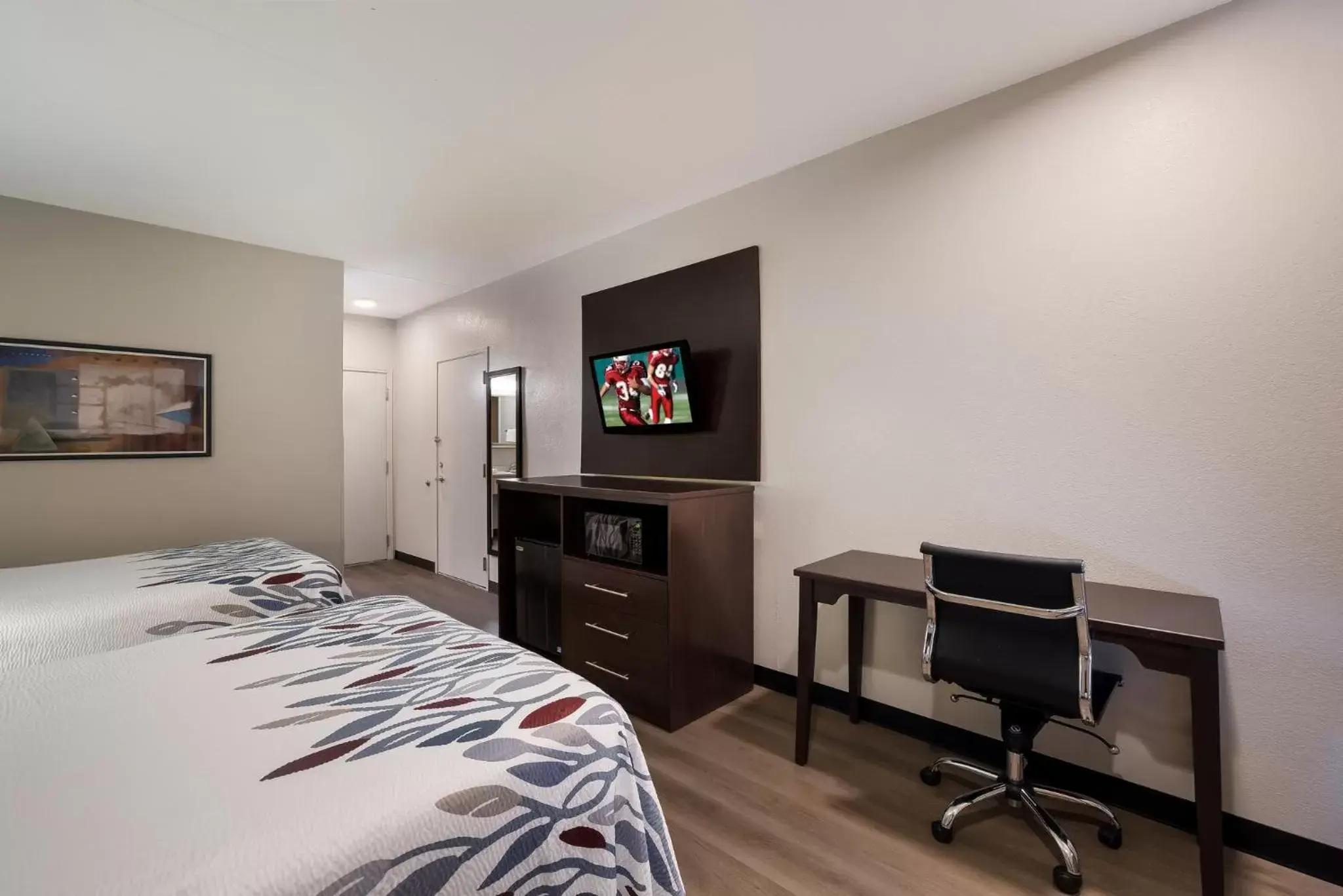 Photo of the whole room, TV/Entertainment Center in Red Roof Inn Tucson North - Marana