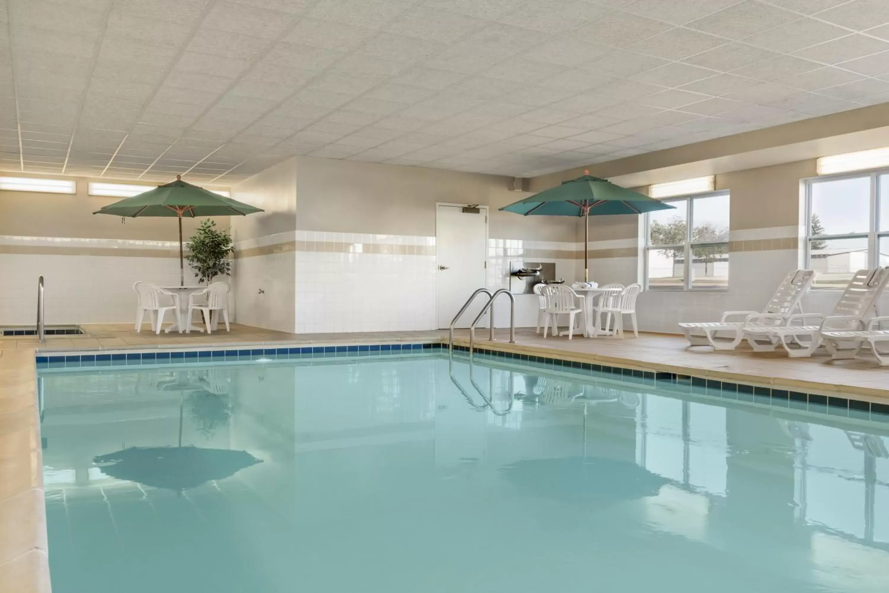 Swimming Pool in Country Inn & Suites by Radisson, Peoria North, IL