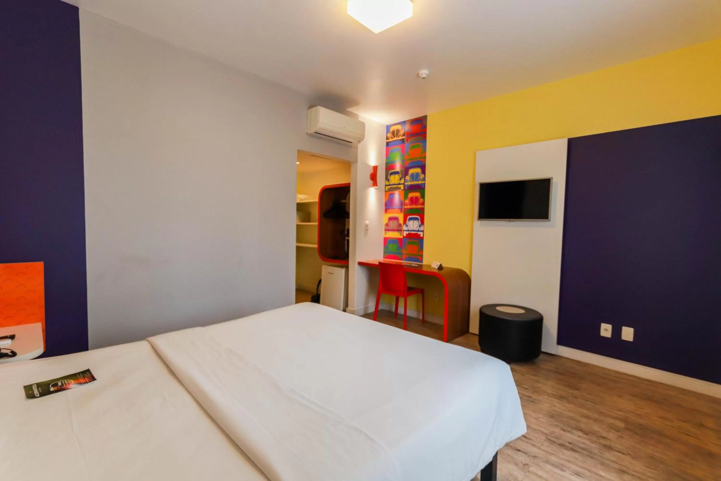 Bedroom, Bed in Ibis Styles Balneário Camboriú - 1 Quadra do Mar