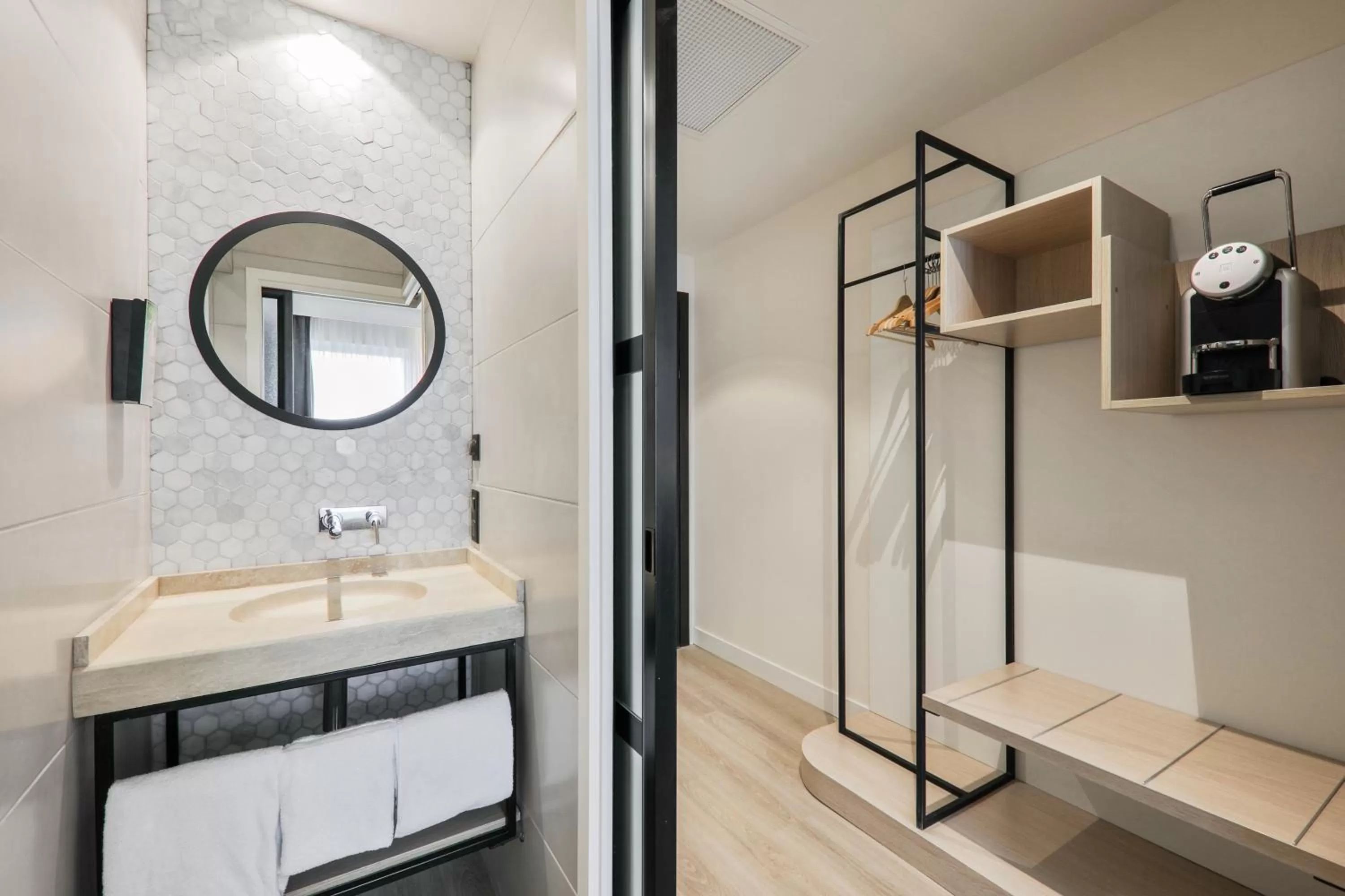 Bathroom in Campanile Smart Lyon Est - Eurexpo Bron Aviation