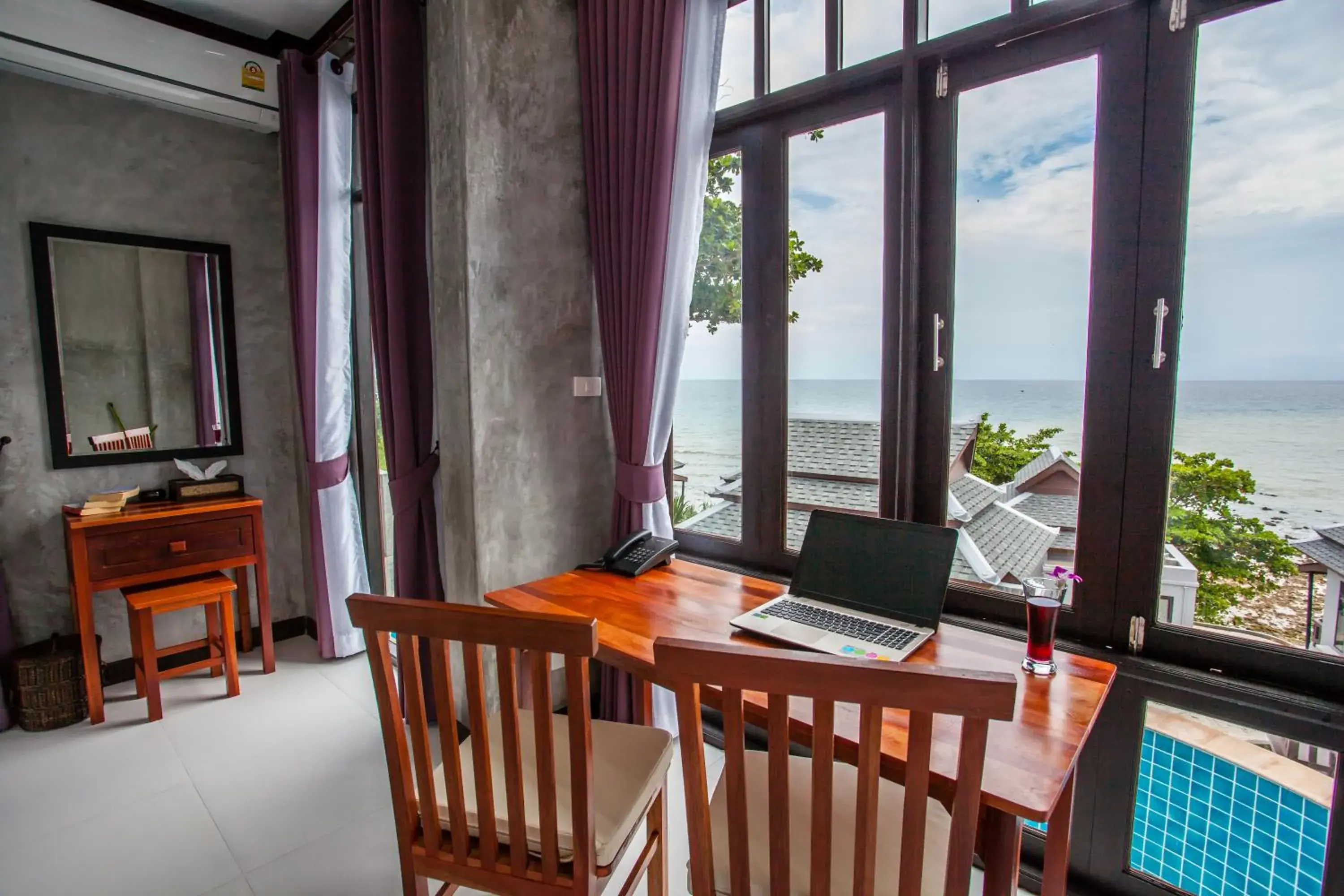 Dining Area in Lanta Corner Resort