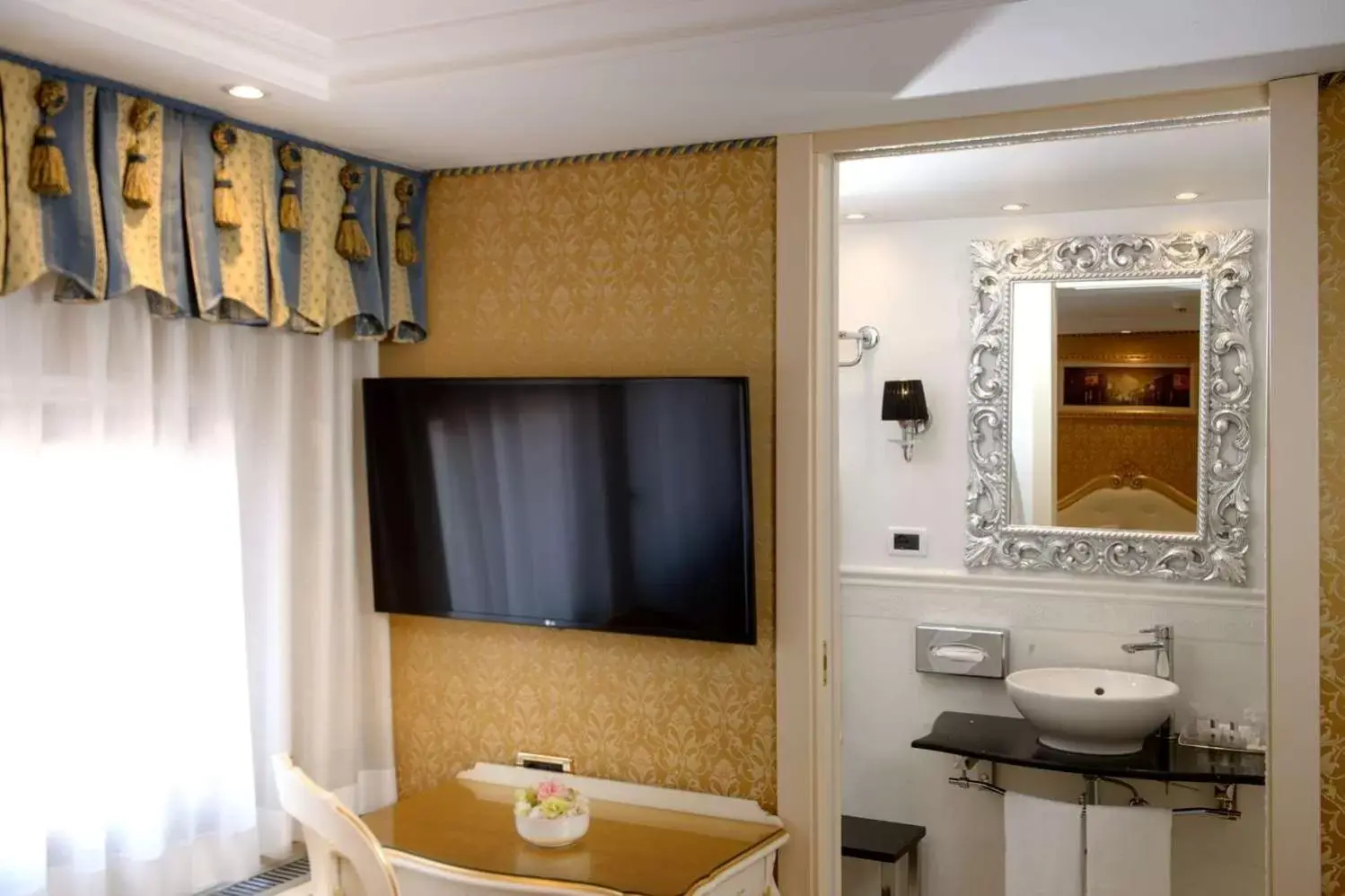 Bathroom, TV/Entertainment Center in Hotel Olimpia Venice, BW Signature Collection