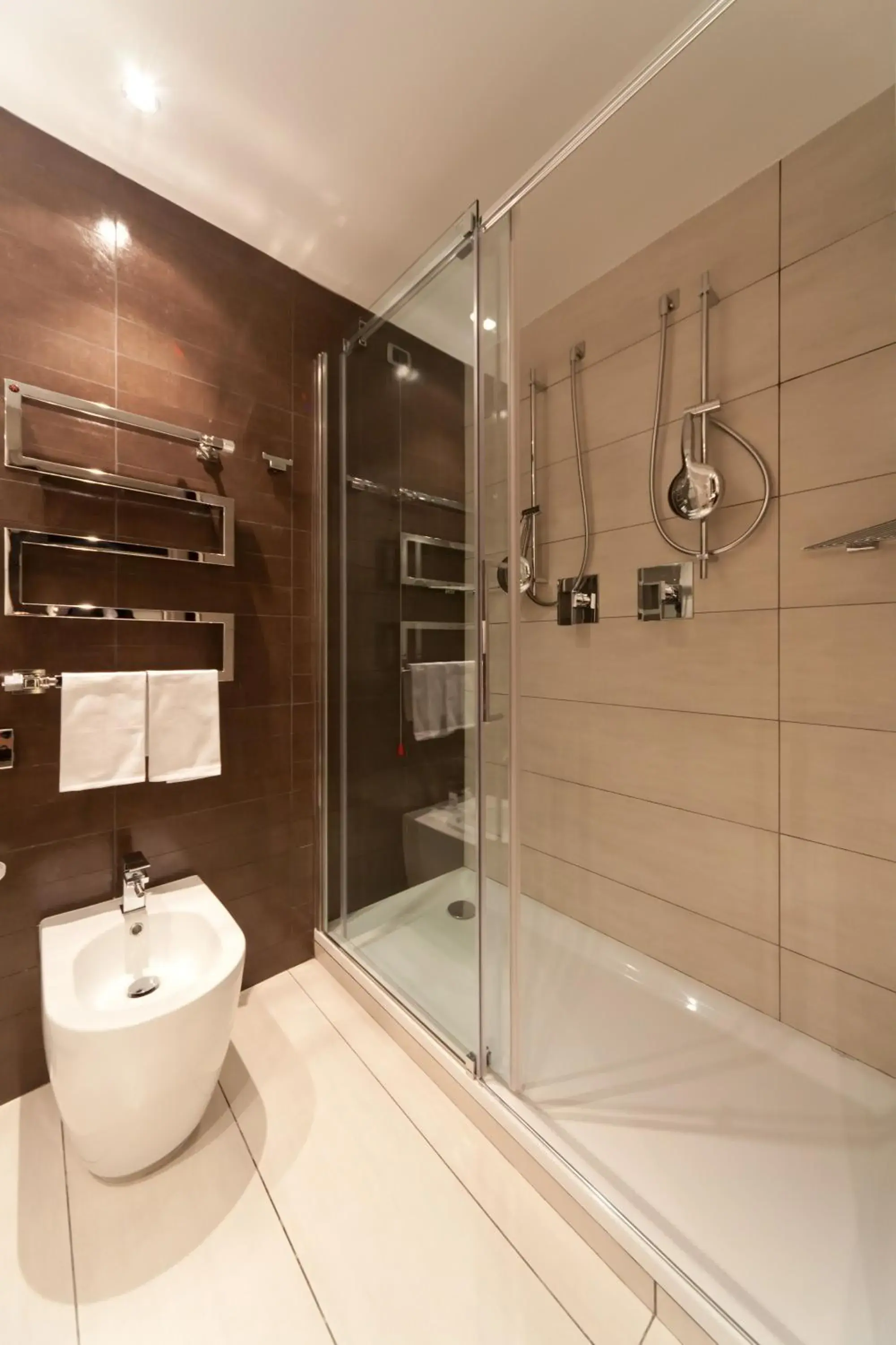 Shower, Bathroom in RMH MODENA DES ARTS