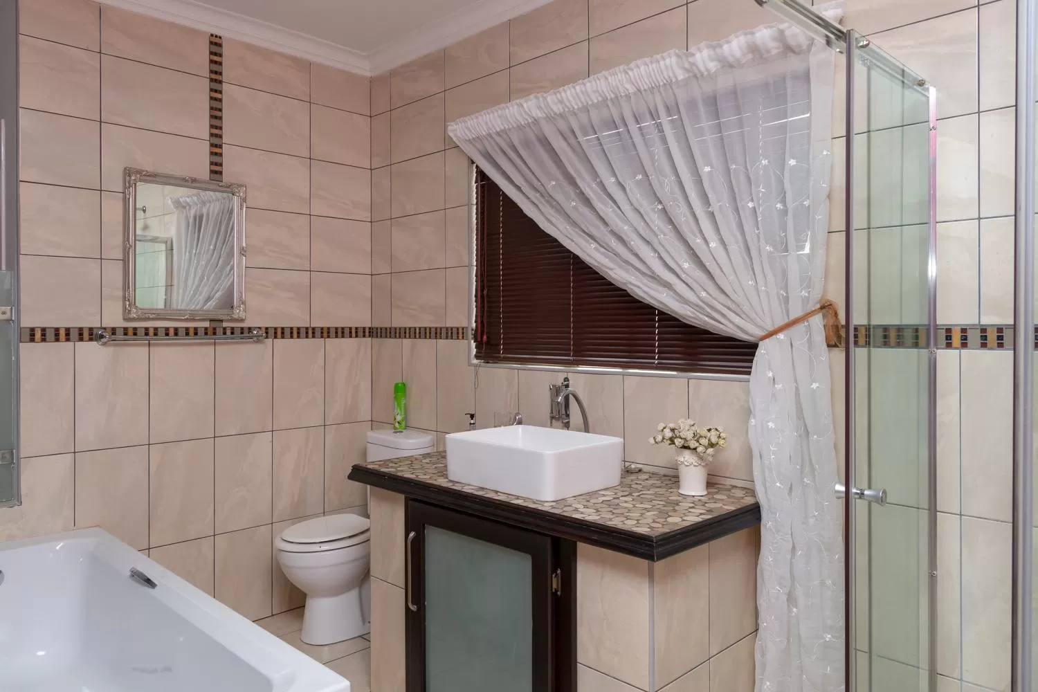 Toilet in Bri-Shel Manor B&B