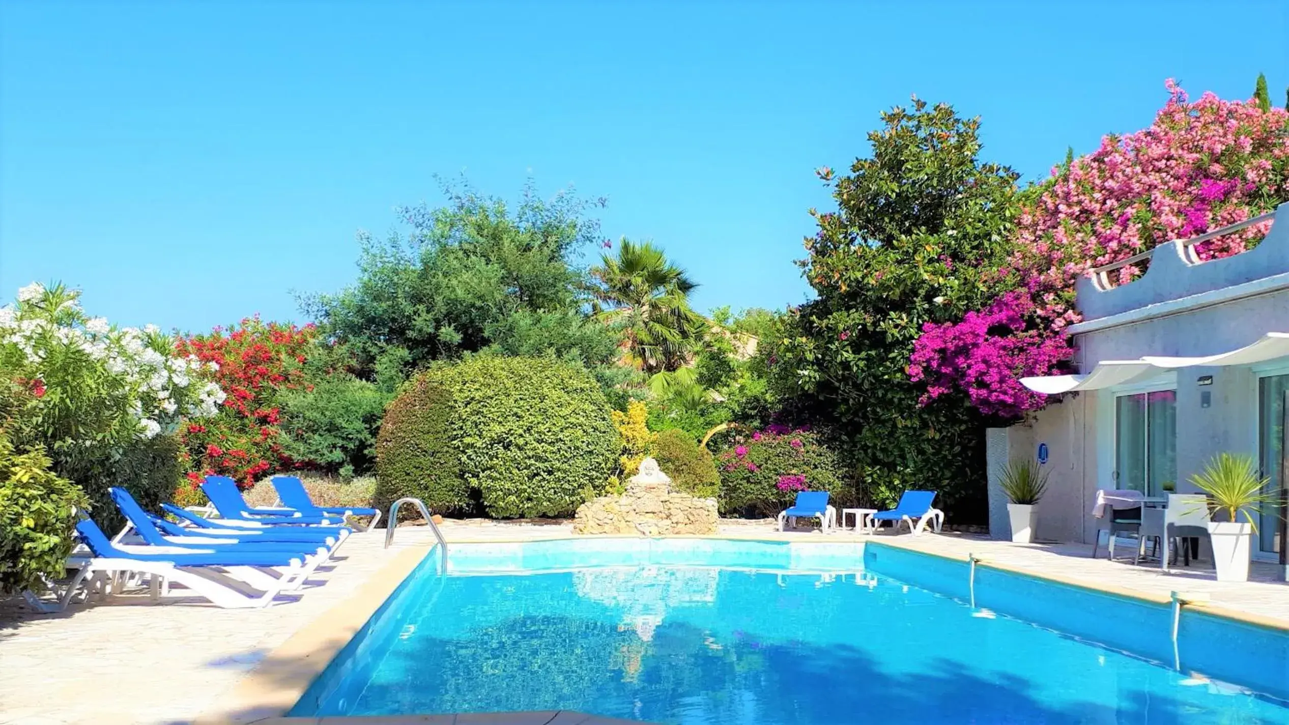 Swimming Pool in Hotel Les Jardins de Bormes