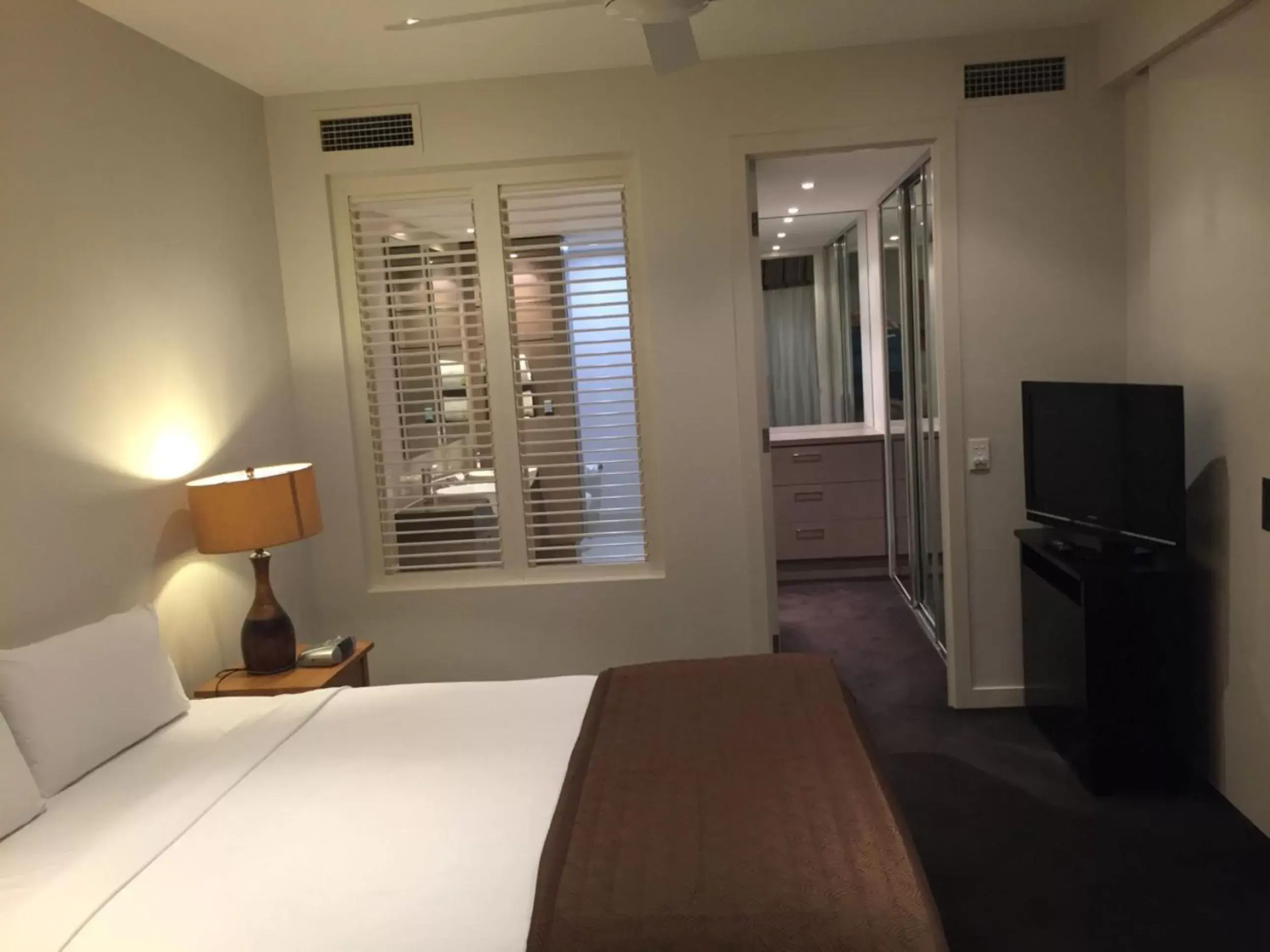 Bedroom, TV/Entertainment Center in Grand Mercure Allegra Hervey Bay