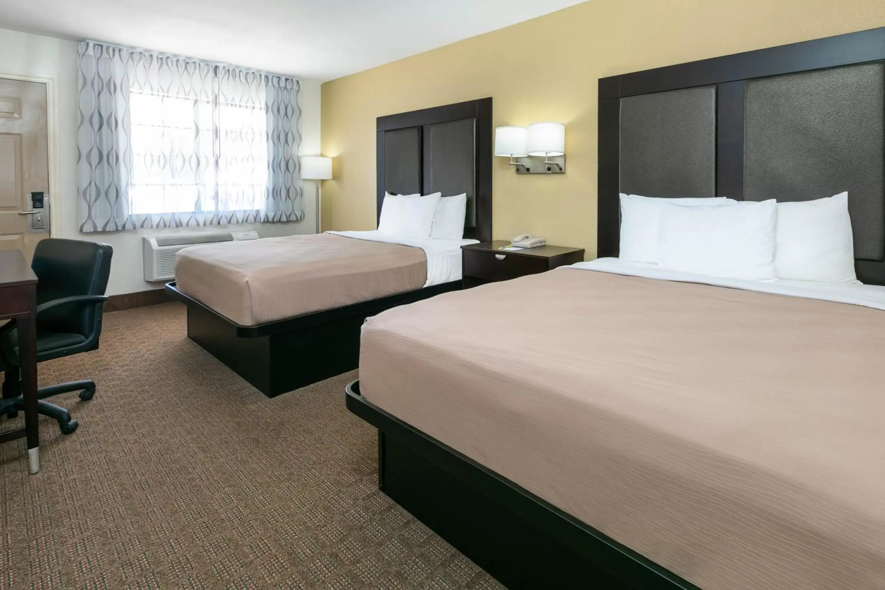 Bed in Days Inn by Wyndham Granbury