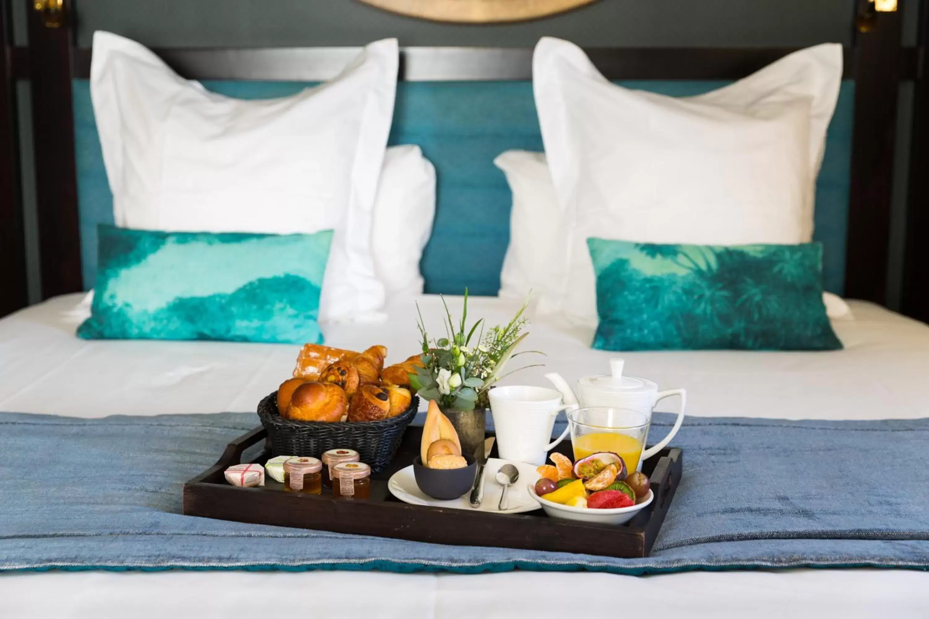 Food and drinks, Bed in Grand Hotel Beauvau Marseille Vieux Port - MGallery