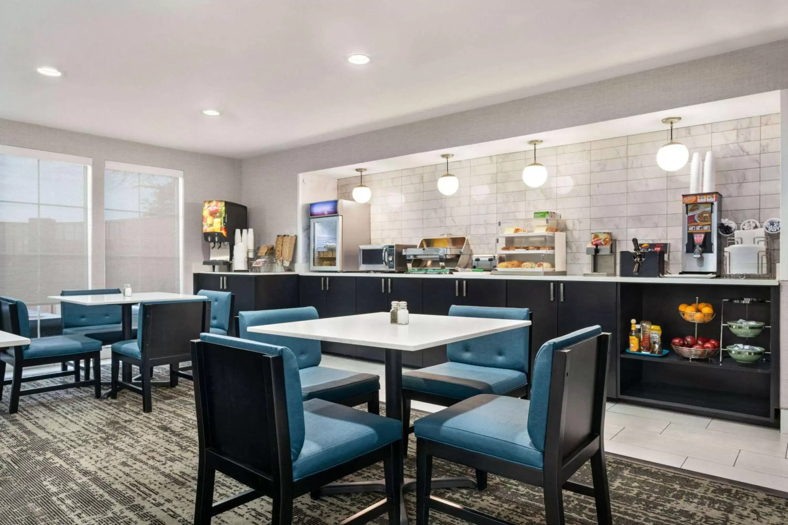 Breakfast, Restaurant/Places to Eat in La Quinta Inn & Suites by Wyndham Hesperia Victorville