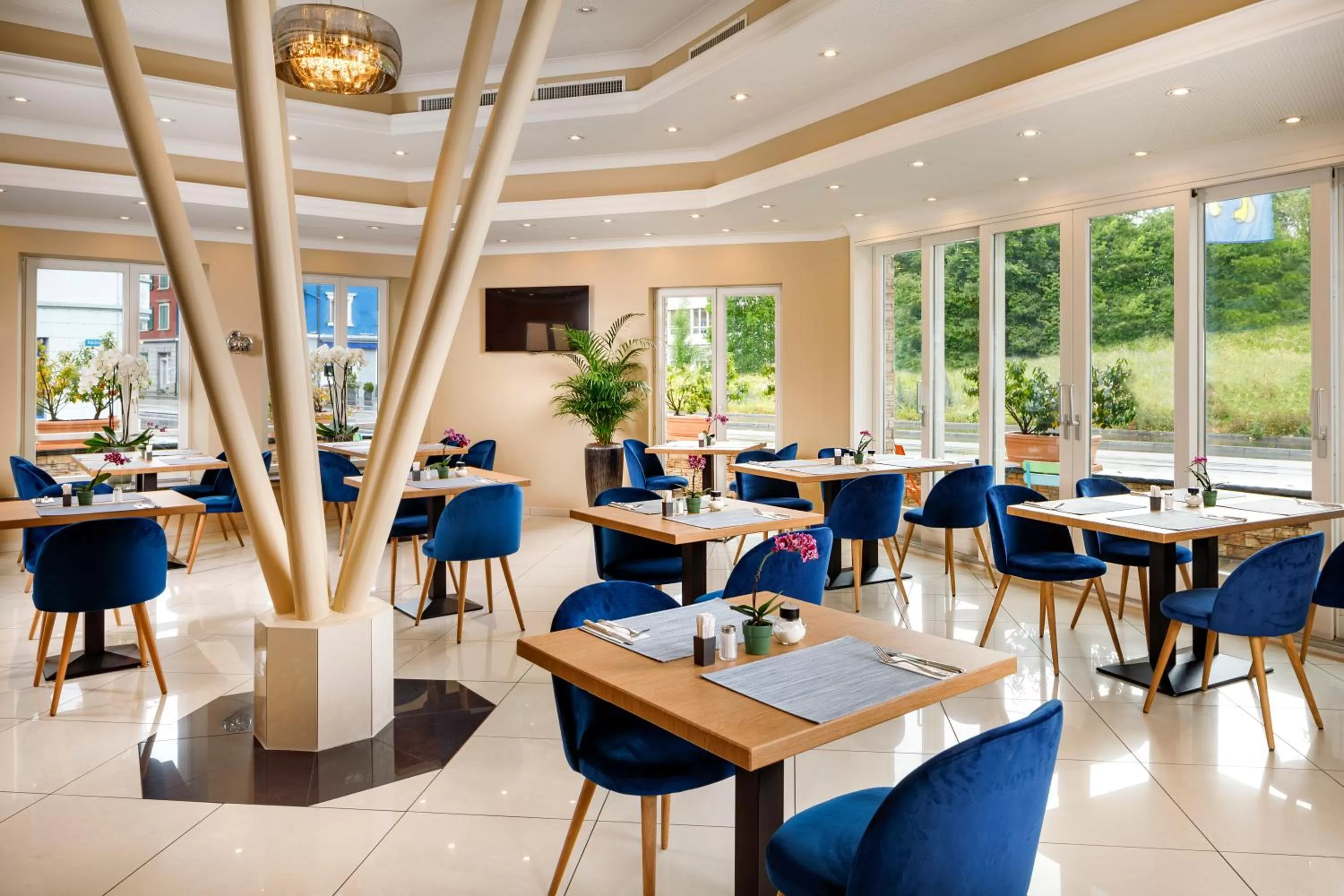 Restaurant/places to eat in Hotel Tivoli