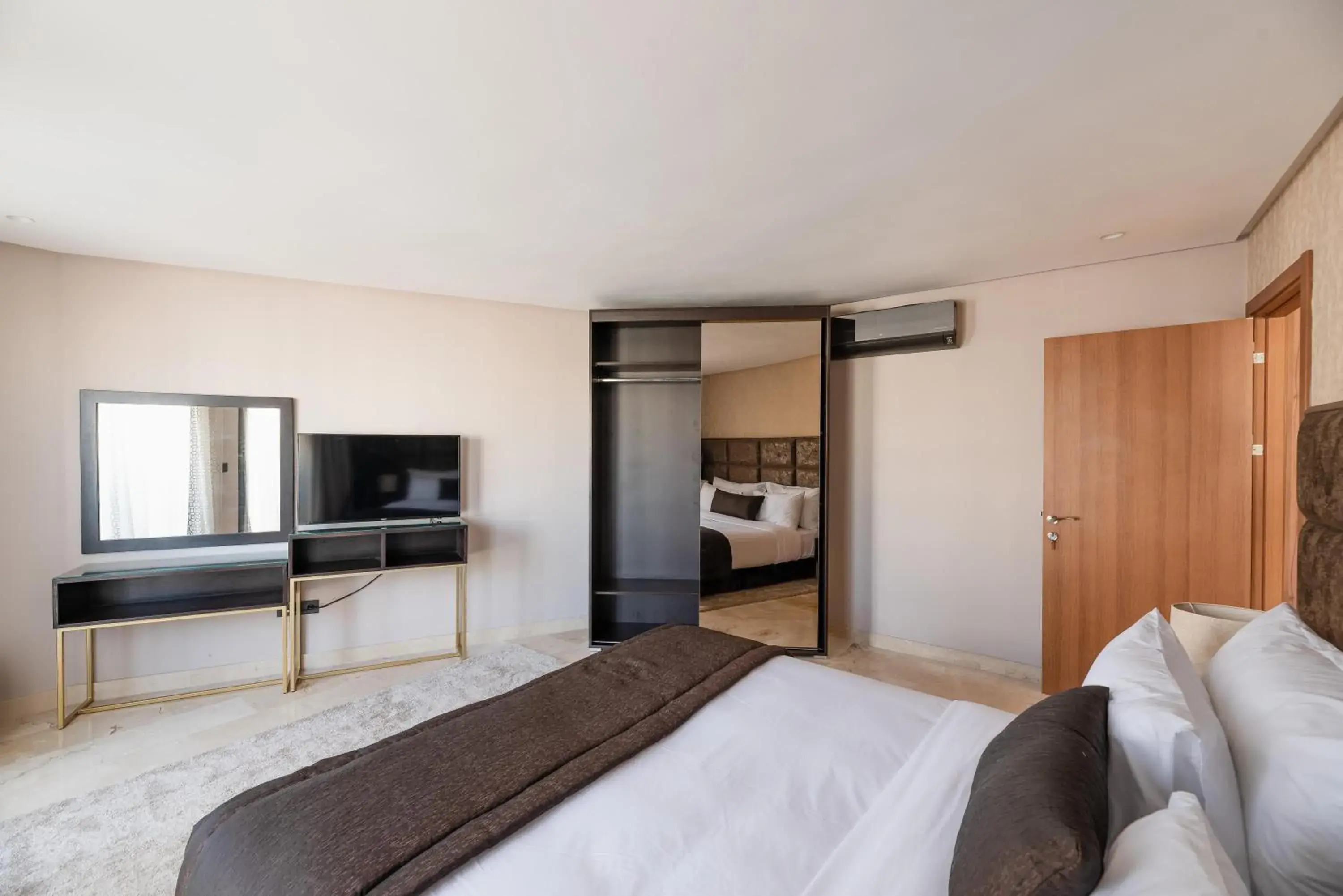 Bedroom, TV/Entertainment Center in Avenue Suites & Appart Hotel Deluxe