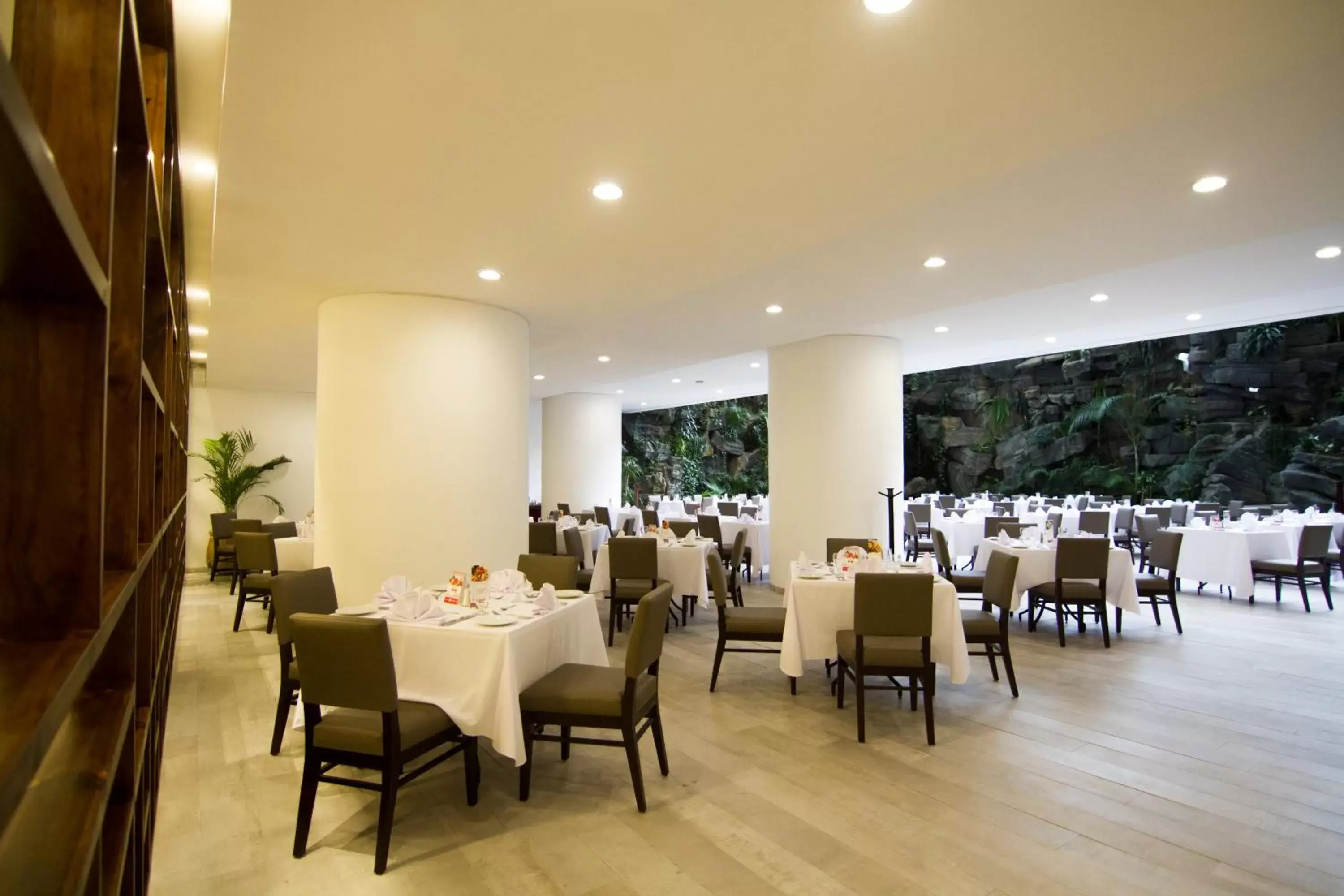 Restaurant/Places to Eat in Hotel Clarion Suites Guatemala