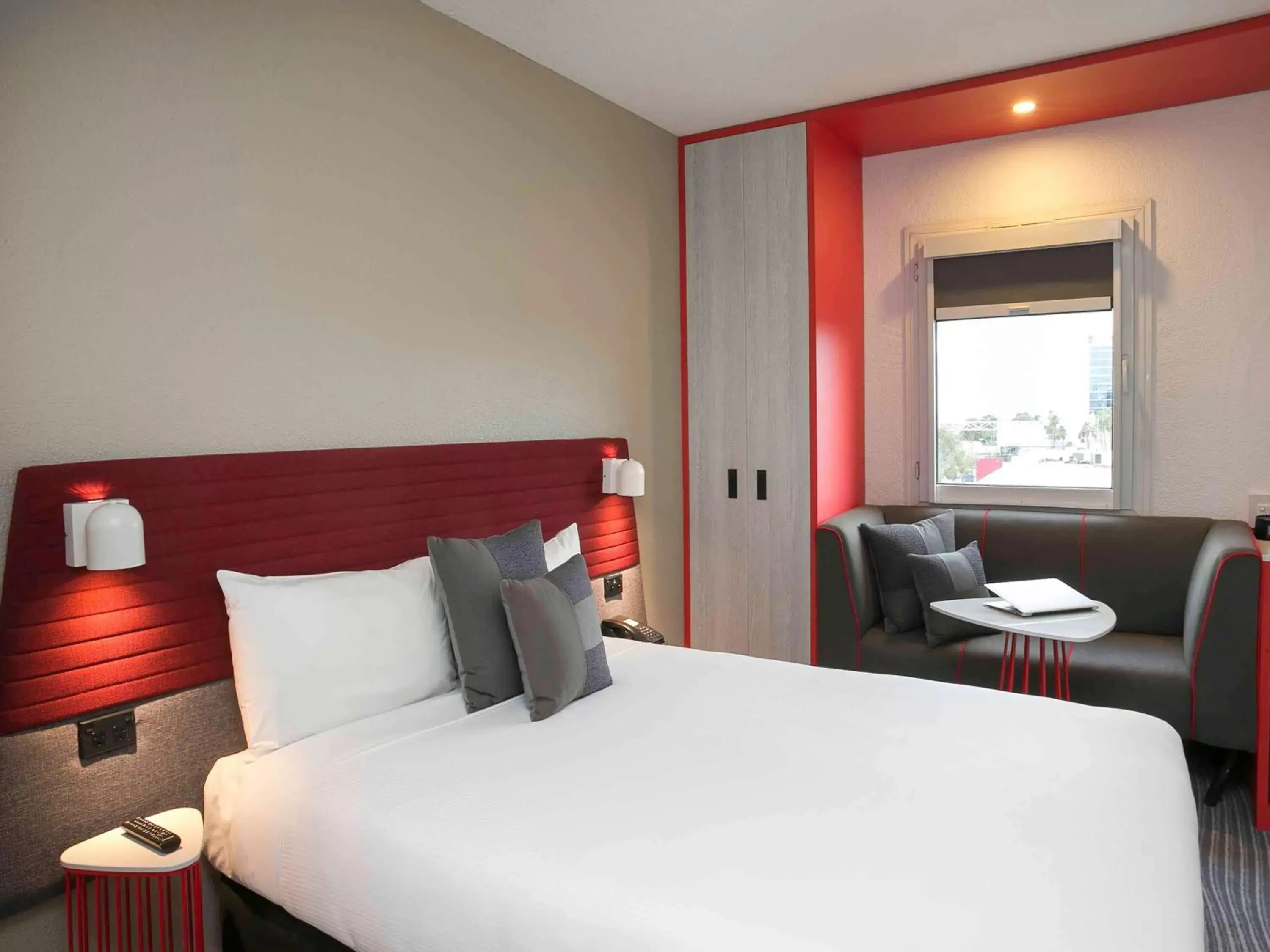 Photo of the whole room, Bed in Ibis Sydney Airport Hotel