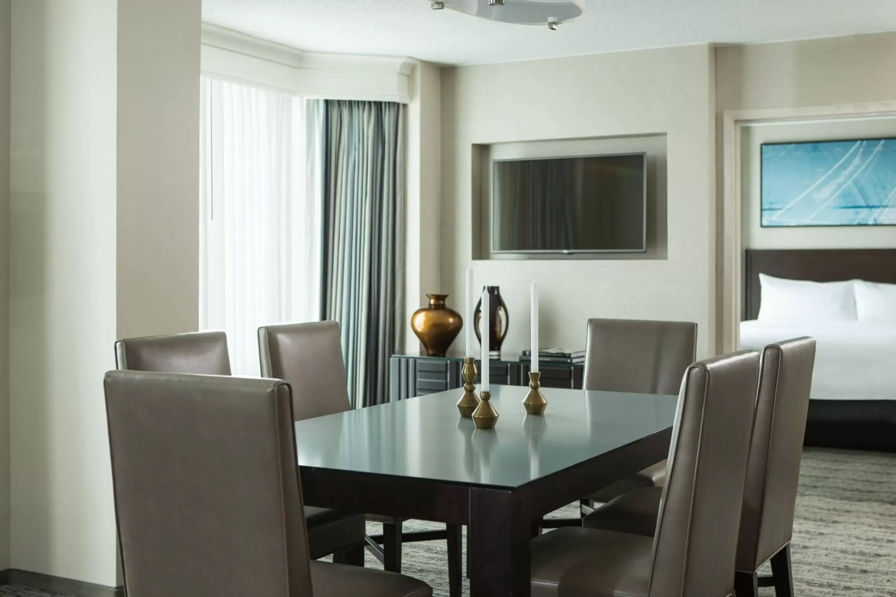 Photo of the whole room, Dining Area in Hampton Inn & Suites Downers Grove Chicago