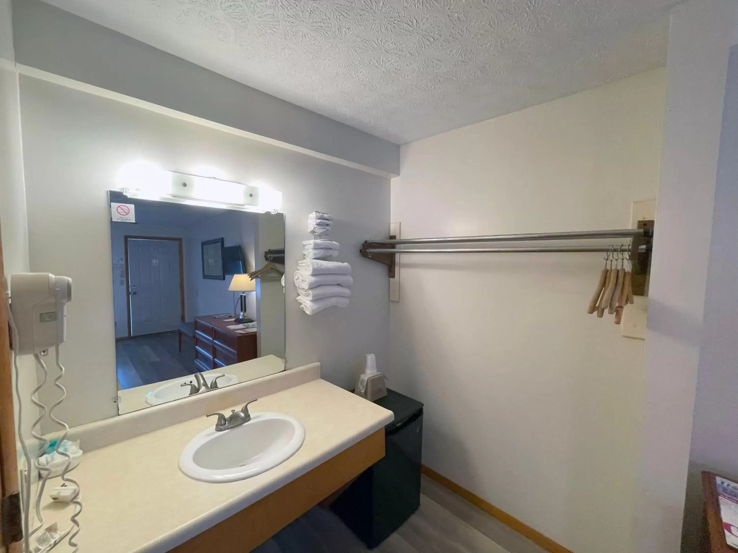 Bathroom in Plantation Motel