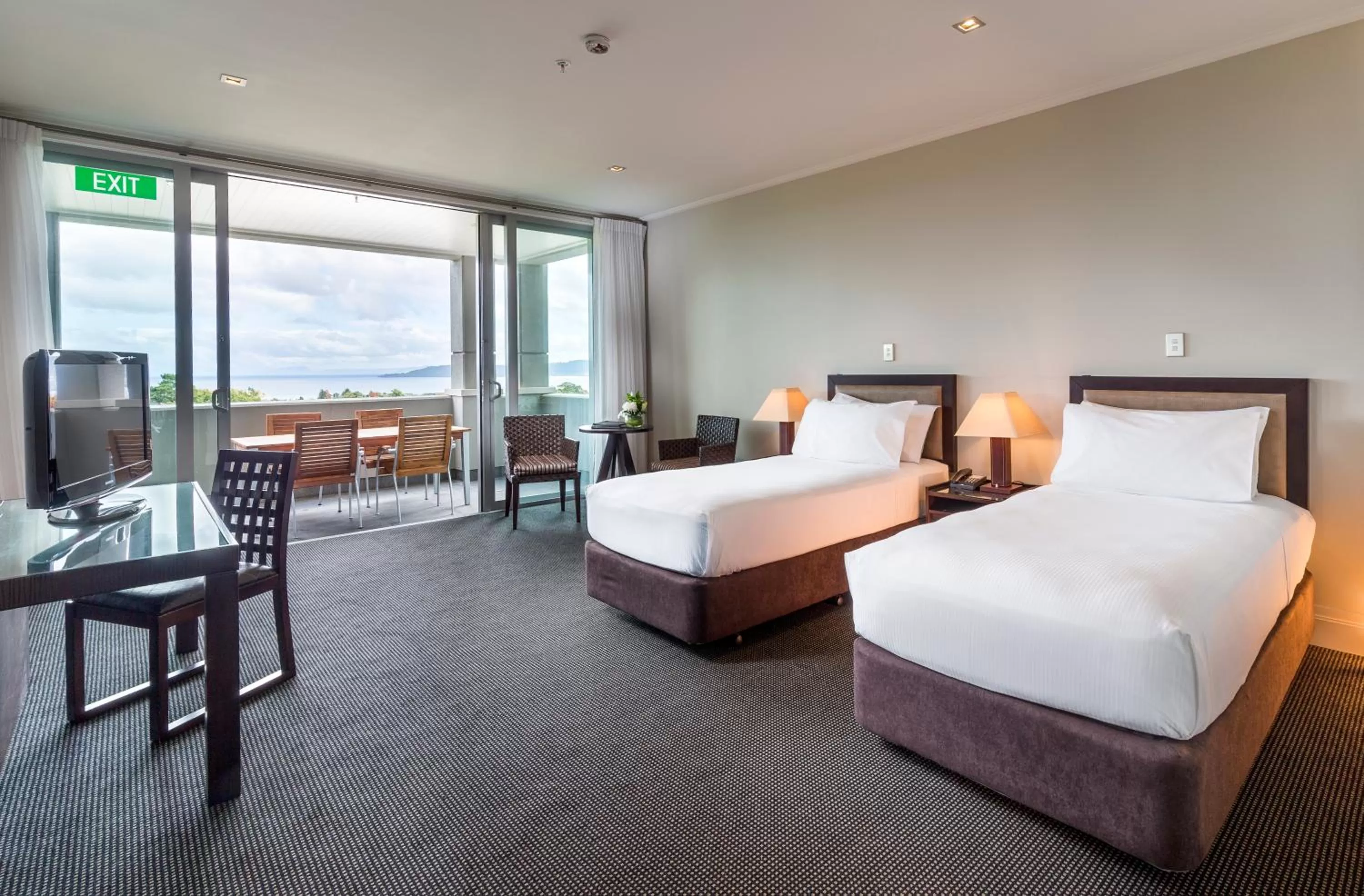 Lake view, Bed in Hilton Lake Taupo