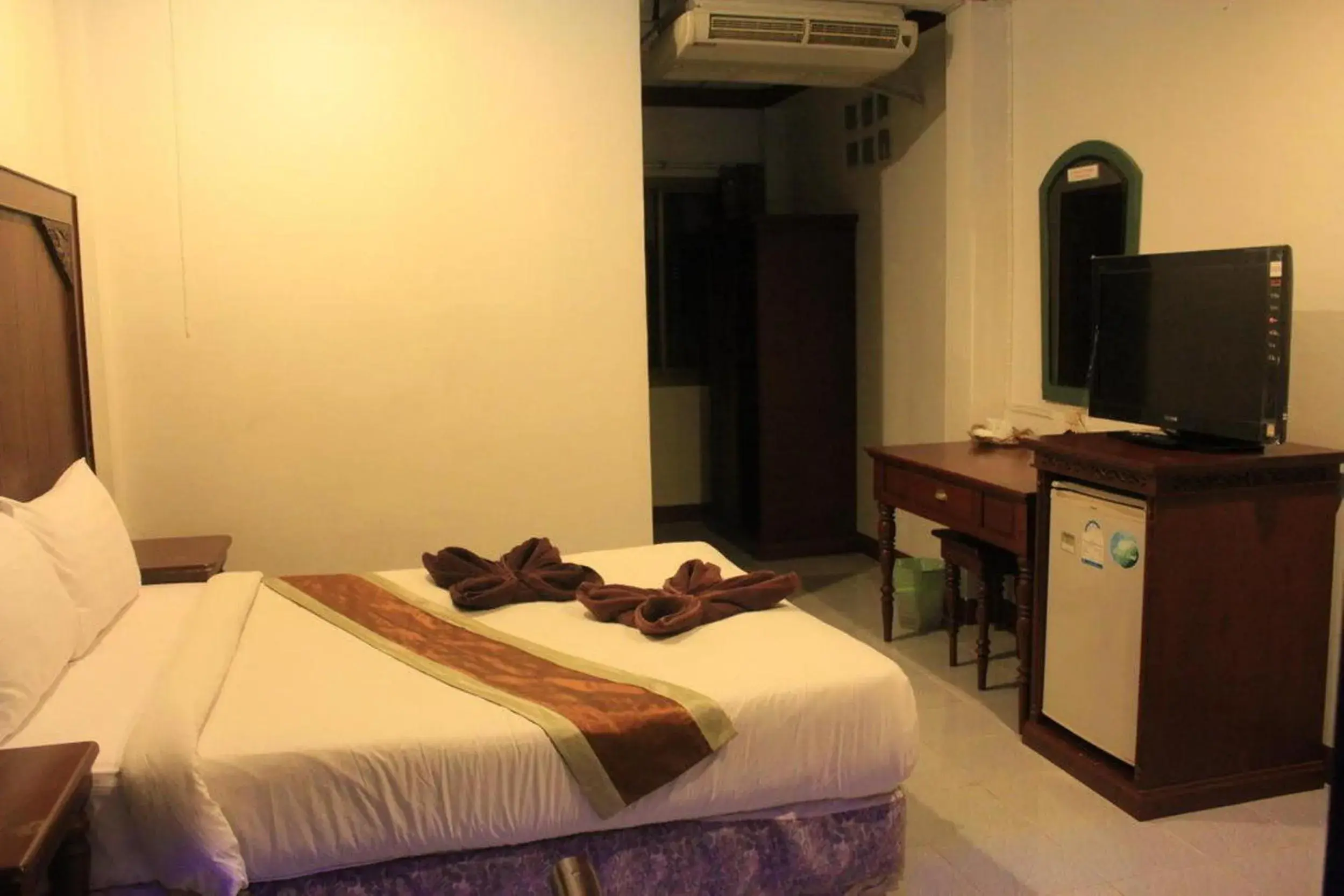 Photo of the whole room, Bed in Chaweng Noi Resort