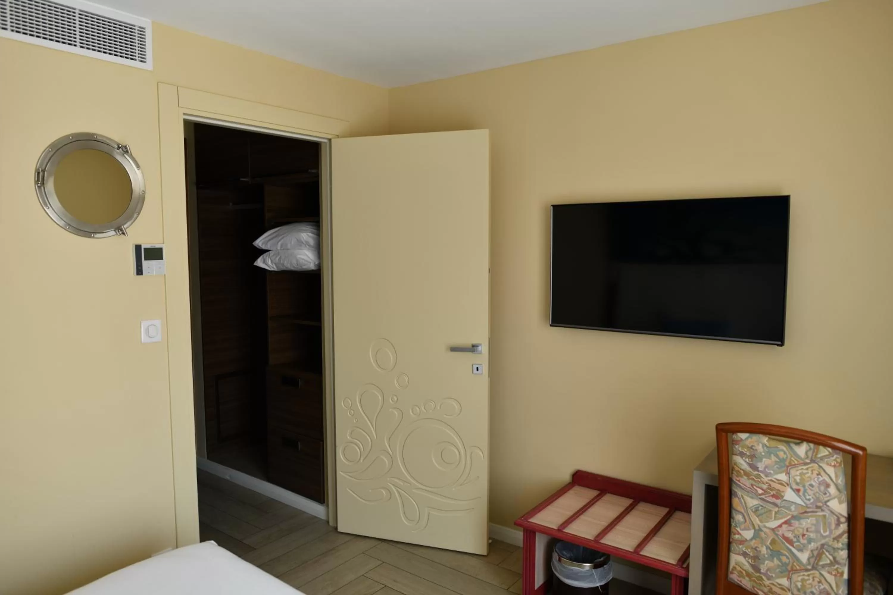 Photo of the whole room, Bed in Hôtel Le Claridge