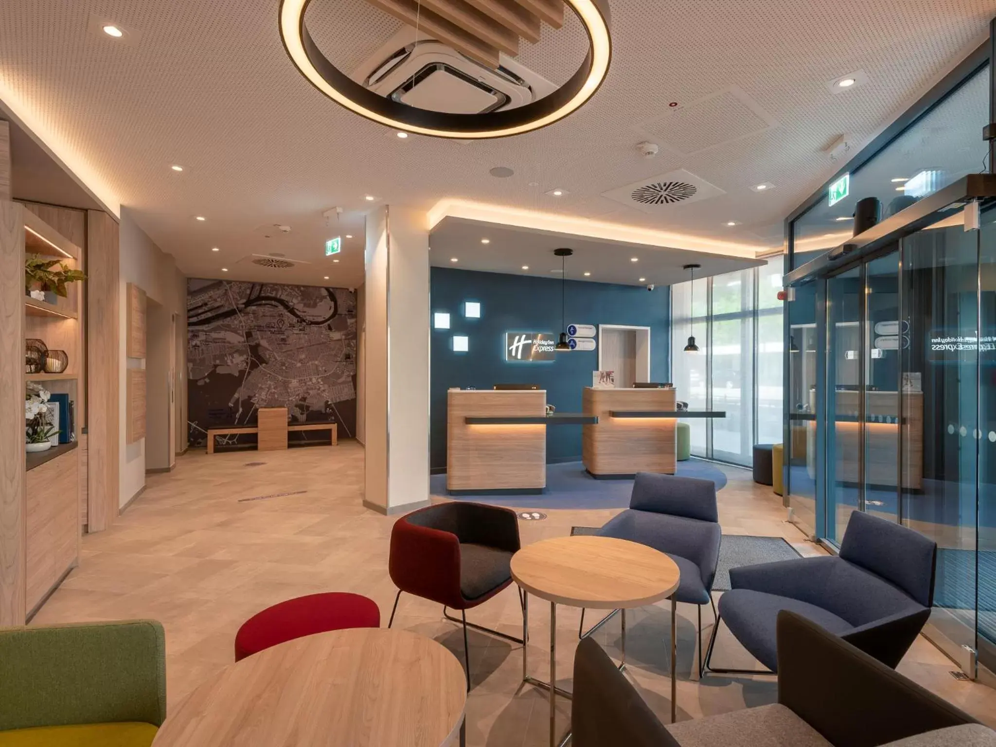 Lobby or reception in Holiday Inn Express - Offenbach by IHG Lobby or reception in Holiday Inn Express - Offenbach by IHG