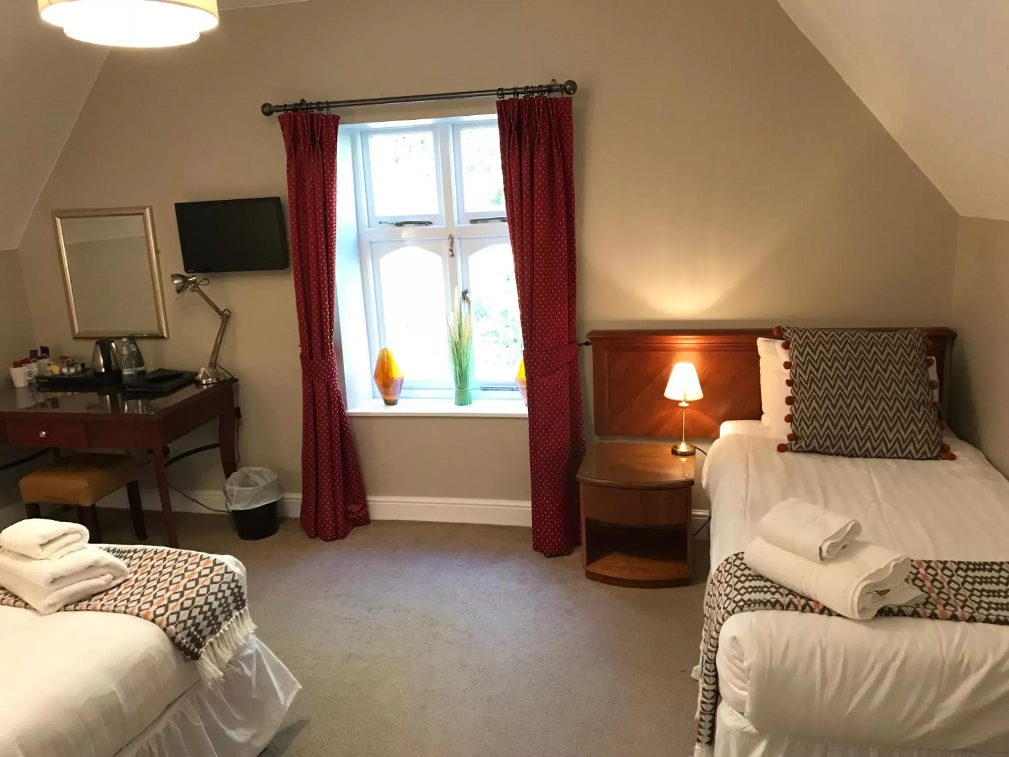 Bedroom, Bed in The Black Swan Inn