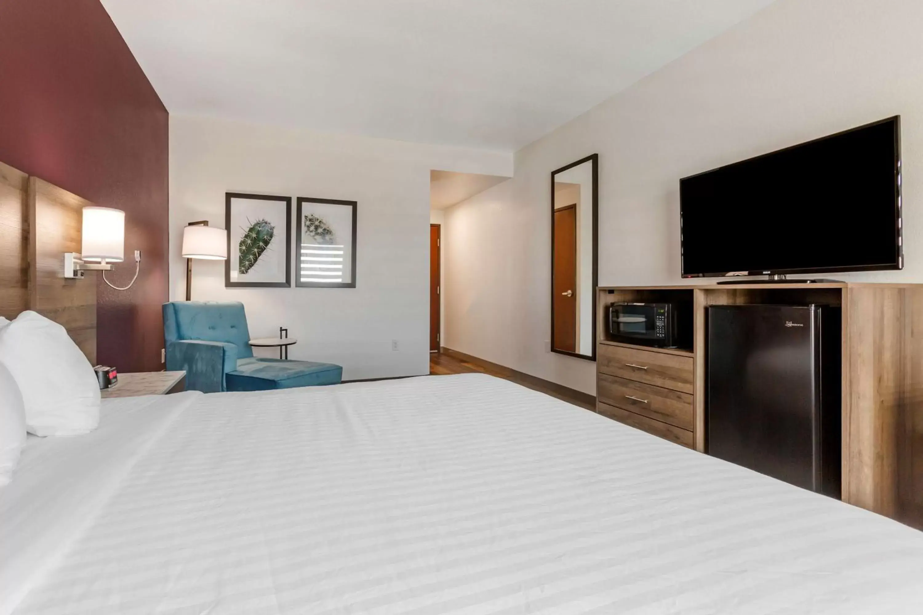 Bedroom, TV/Entertainment Center in Best Western Plus Casa Grande Inn & Suites