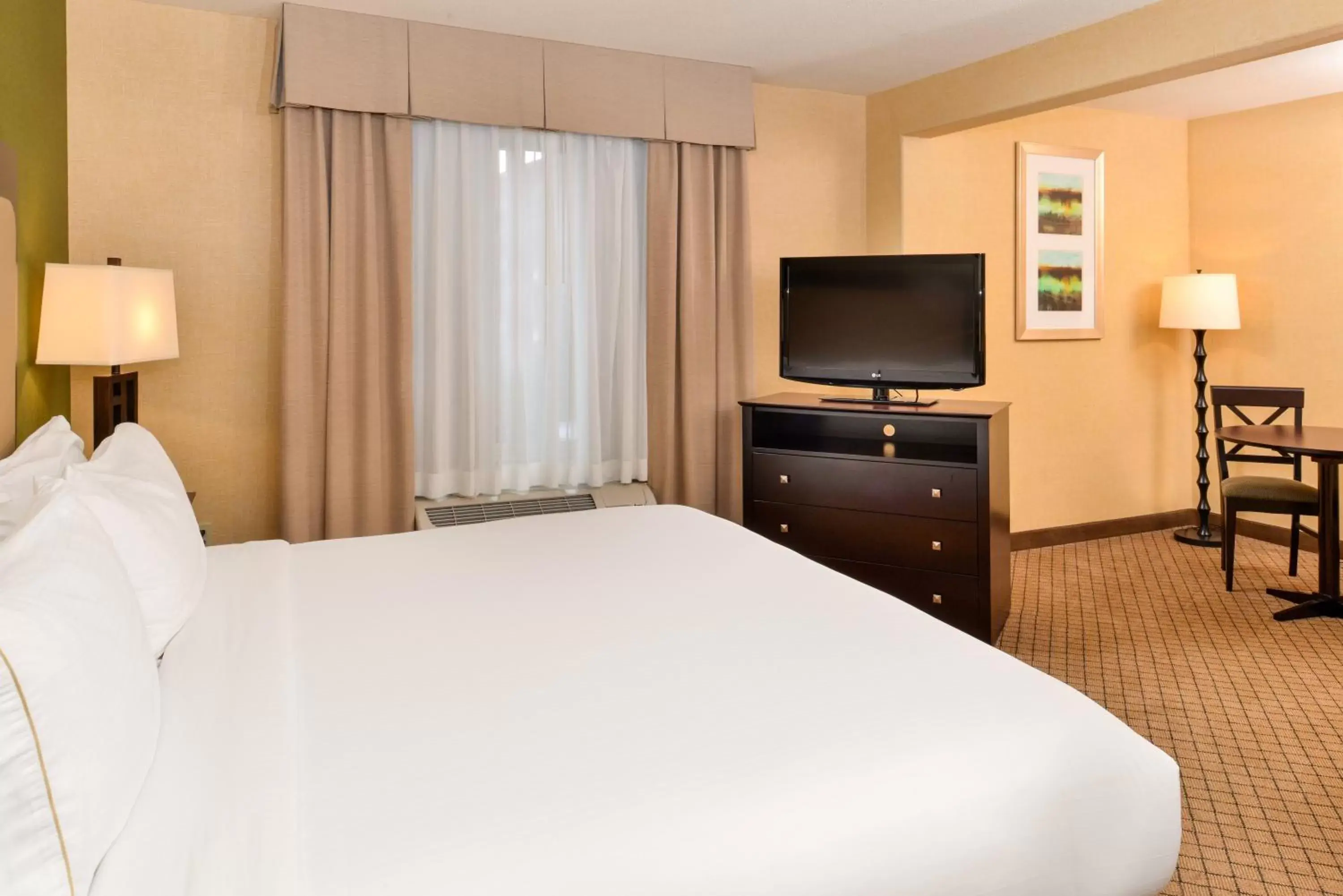 Photo of the whole room, Bed in Holiday Inn Express Woodland, an IHG Hotel