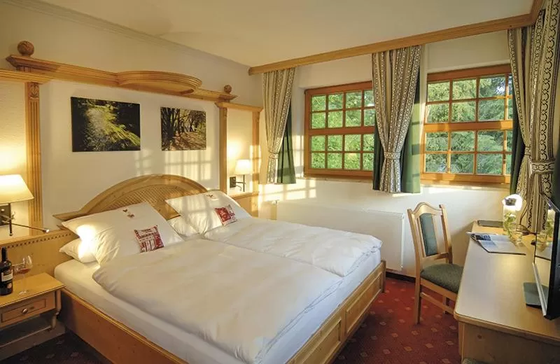 Photo of the whole room, Bed in Hotel Alpenhof - ruhige Wohlfühloase zwischen München, dem Fünf-Seenland und den Bergen, in S-Bahnnähe