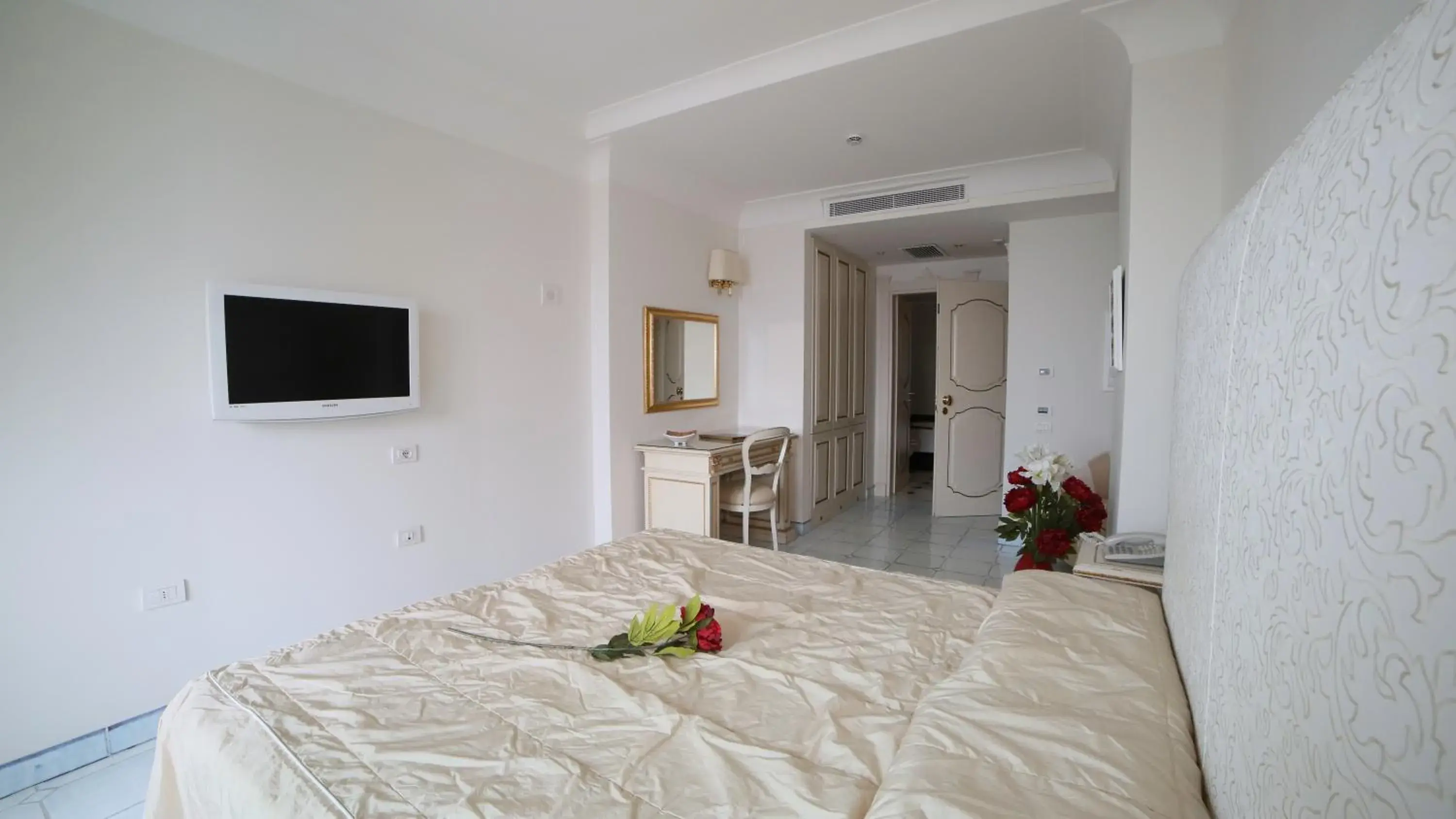 Photo of the whole room, TV/Entertainment Center in Hotel Villa Fraulo