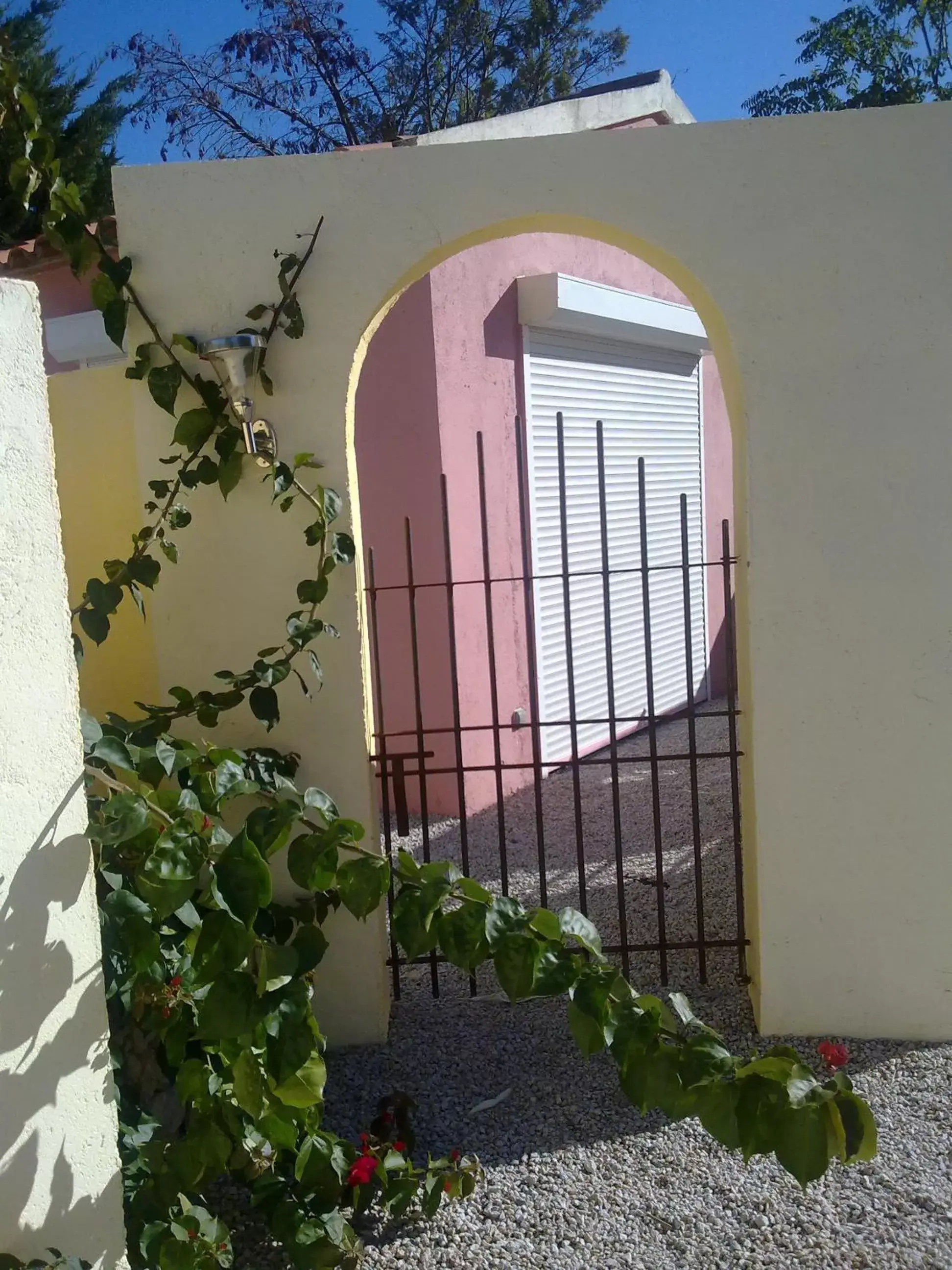 Facade/entrance in Casa di Floumy