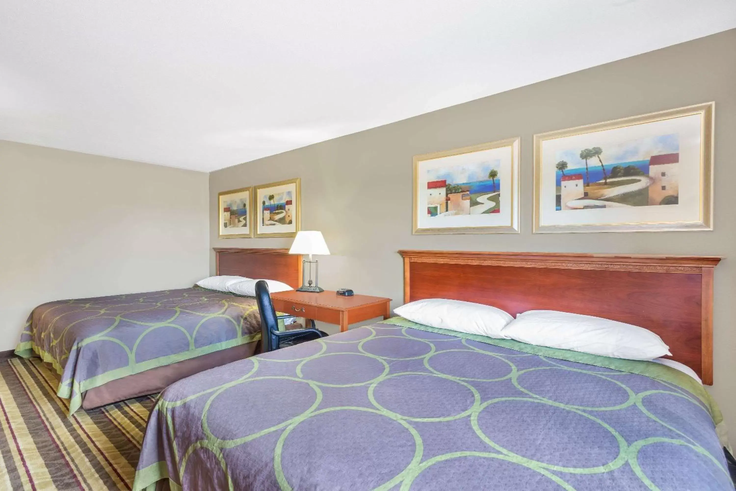 Photo of the whole room, Bed in Super 8 by Wyndham Tilton/Lake Winnipesaukee