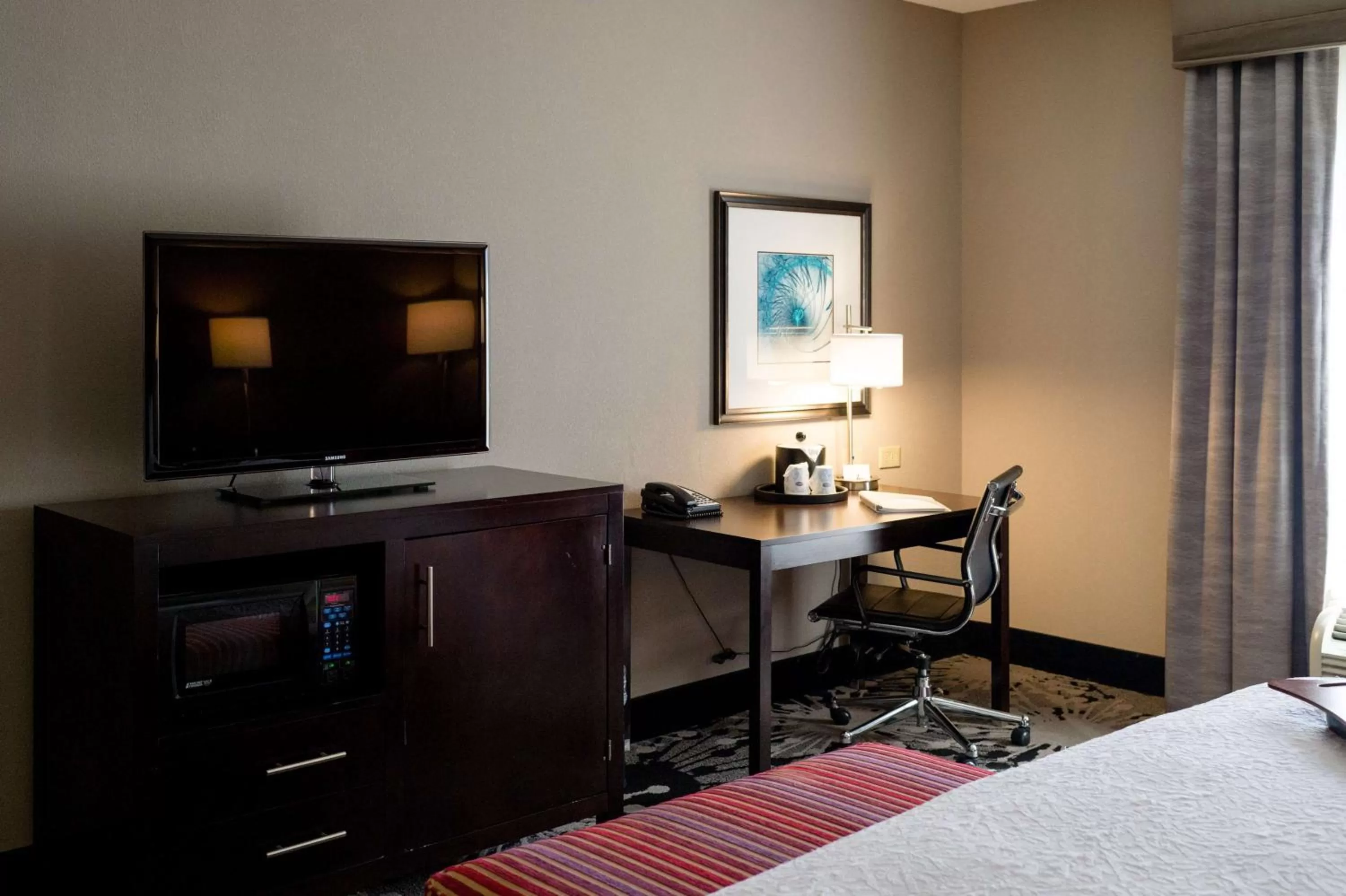 Living room, Bed in Hampton Inn Oxford/Conference Center