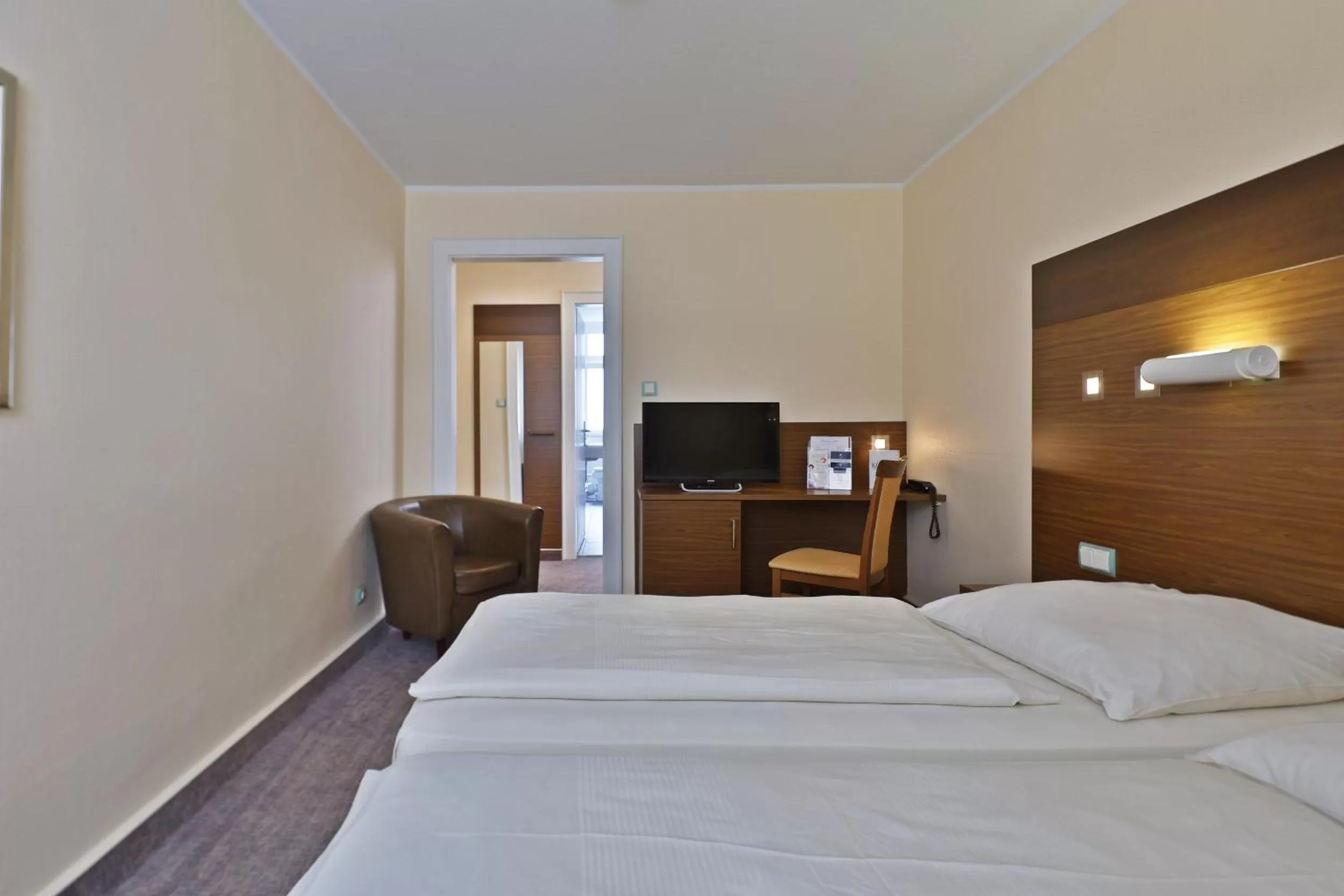 Photo of the whole room, Bed in City Partner Central-Hotel Wuppertal