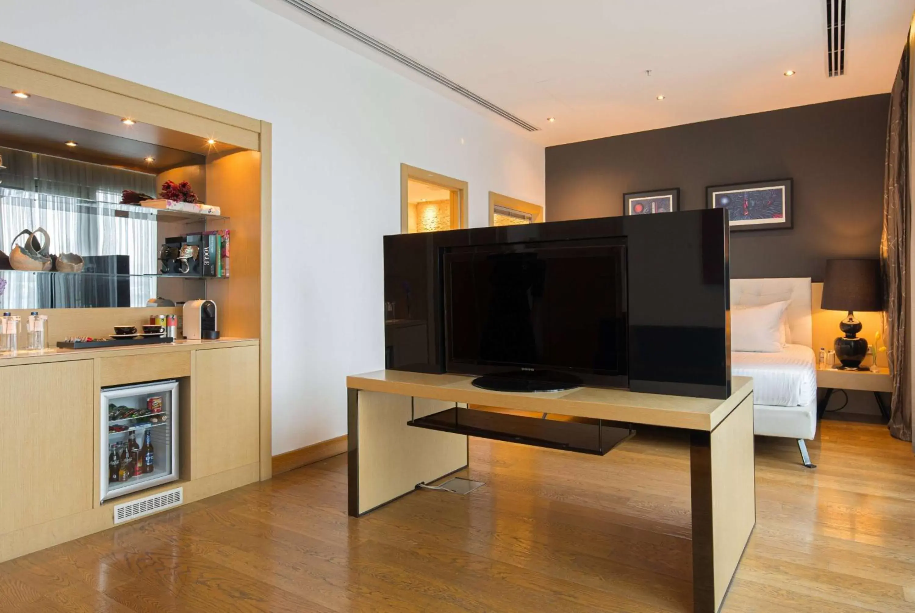 Bed, TV/Entertainment Center in Wyndham Ankara