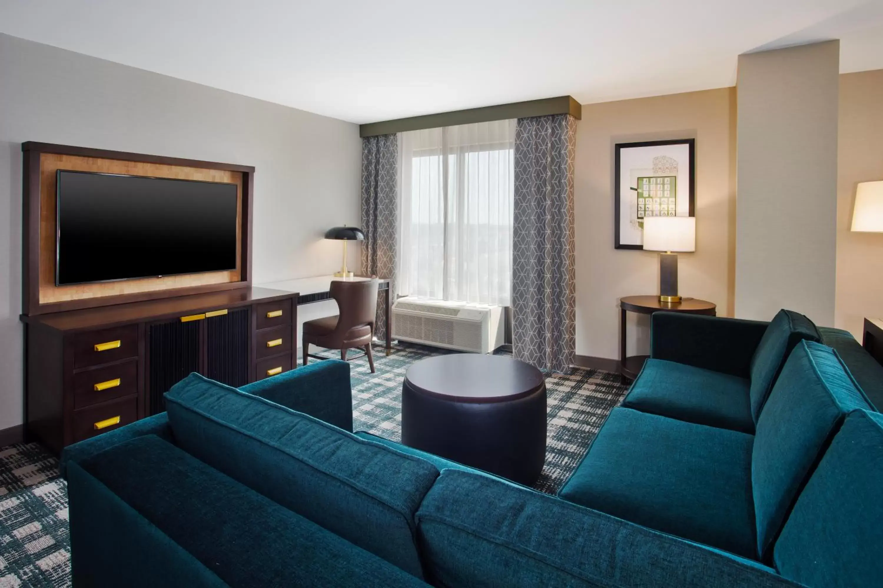 Bed, Seating Area in DoubleTree by Hilton Lansing
