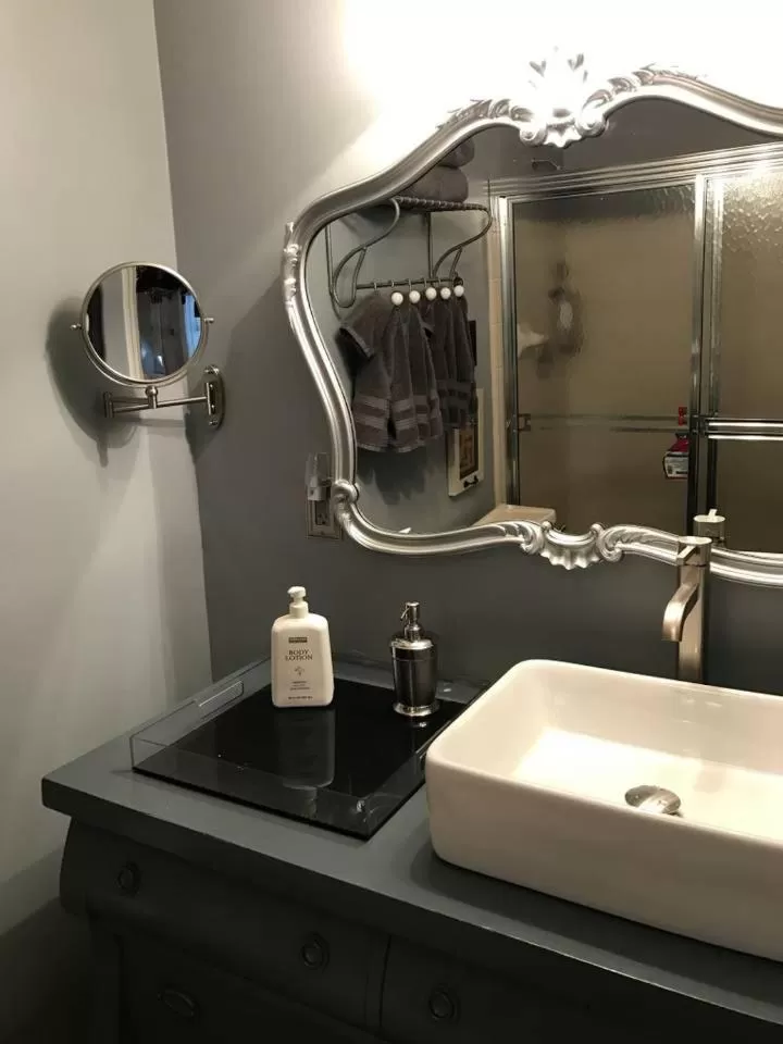 Bathroom in Caroline's Bed and Breakfast