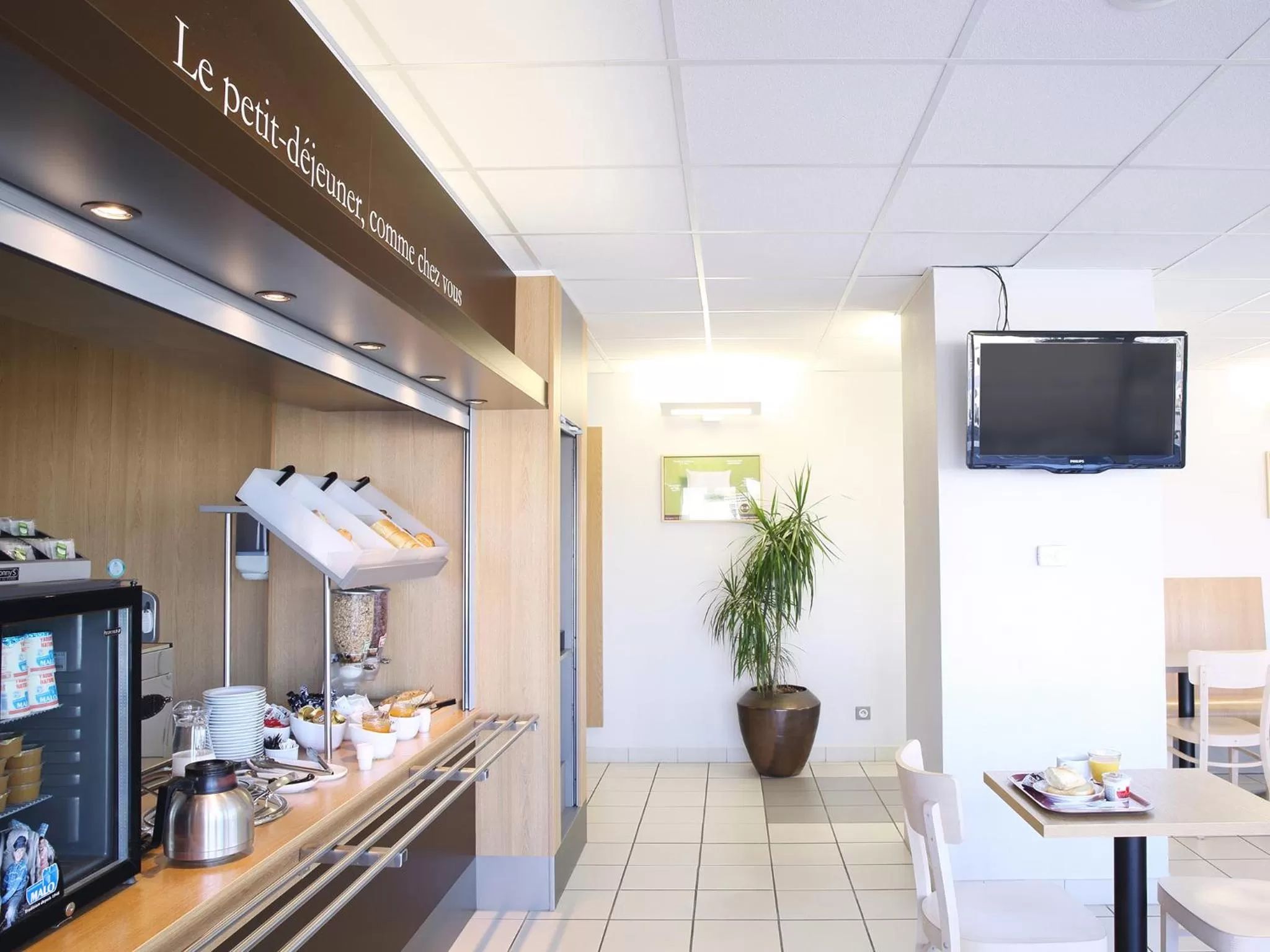 Food and drinks in B&B HOTEL Marseille Aéroport Saint-Victoret