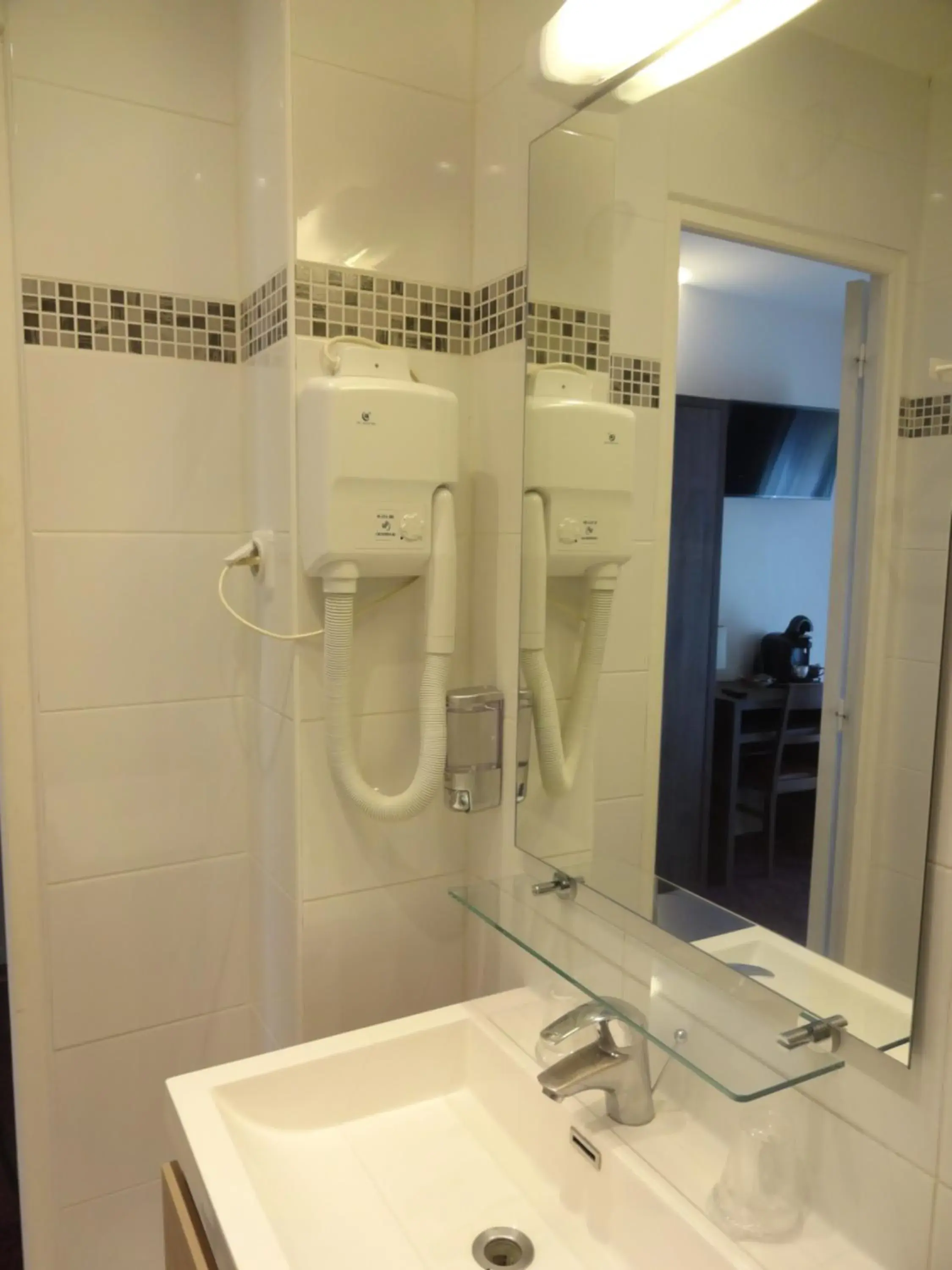 Bathroom in Hotel la Perle Montparnasse
