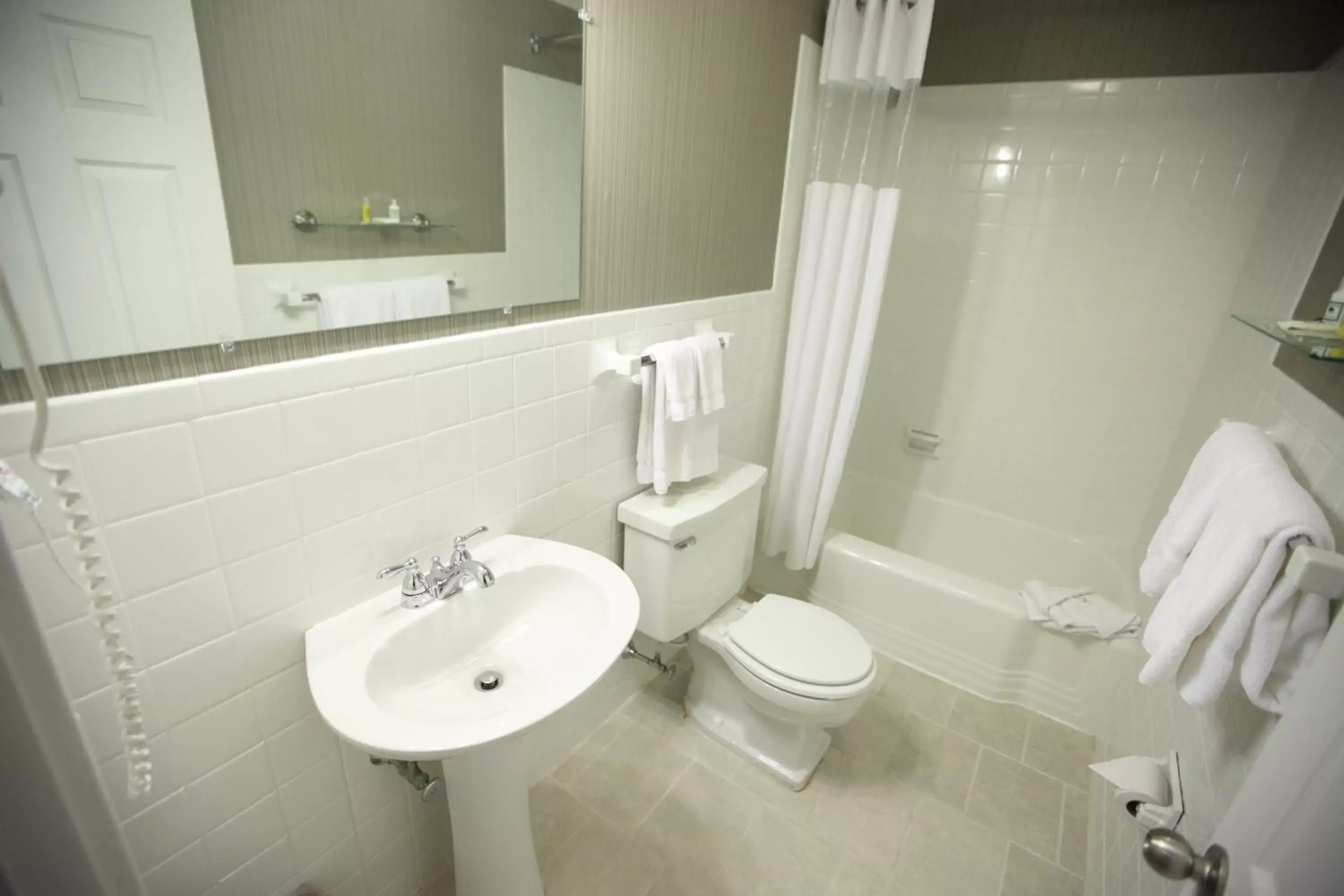 Shower, Bathroom in The Island House Hotel