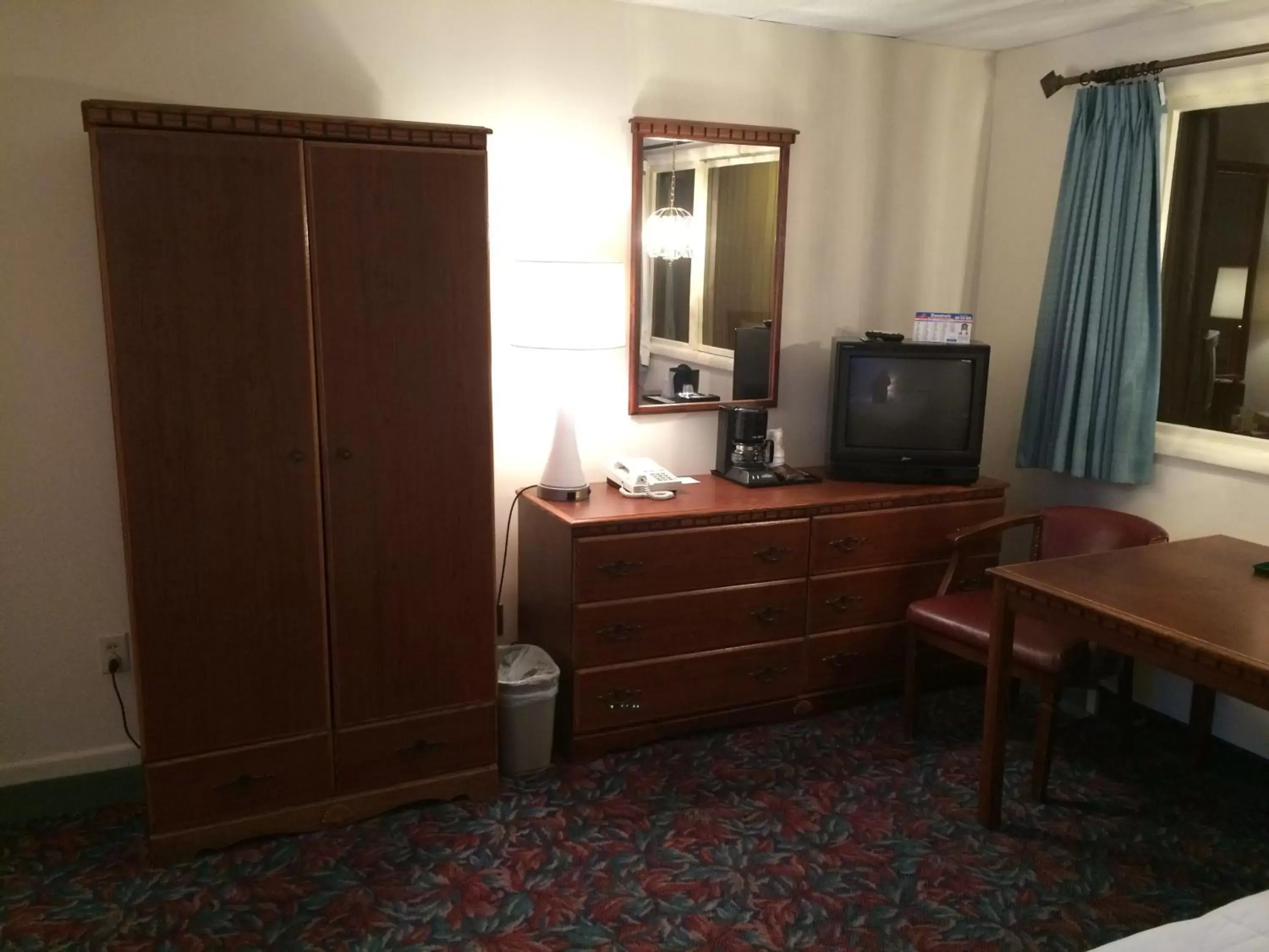 Photo of the whole room, TV/Entertainment Center in Cedar Motor Inn