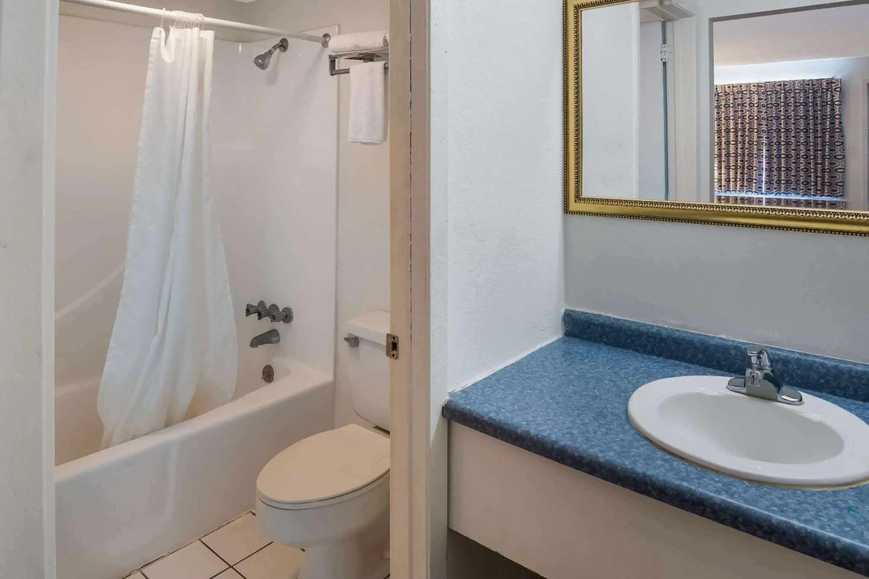 Bedroom, Bathroom in Rodeway Inn