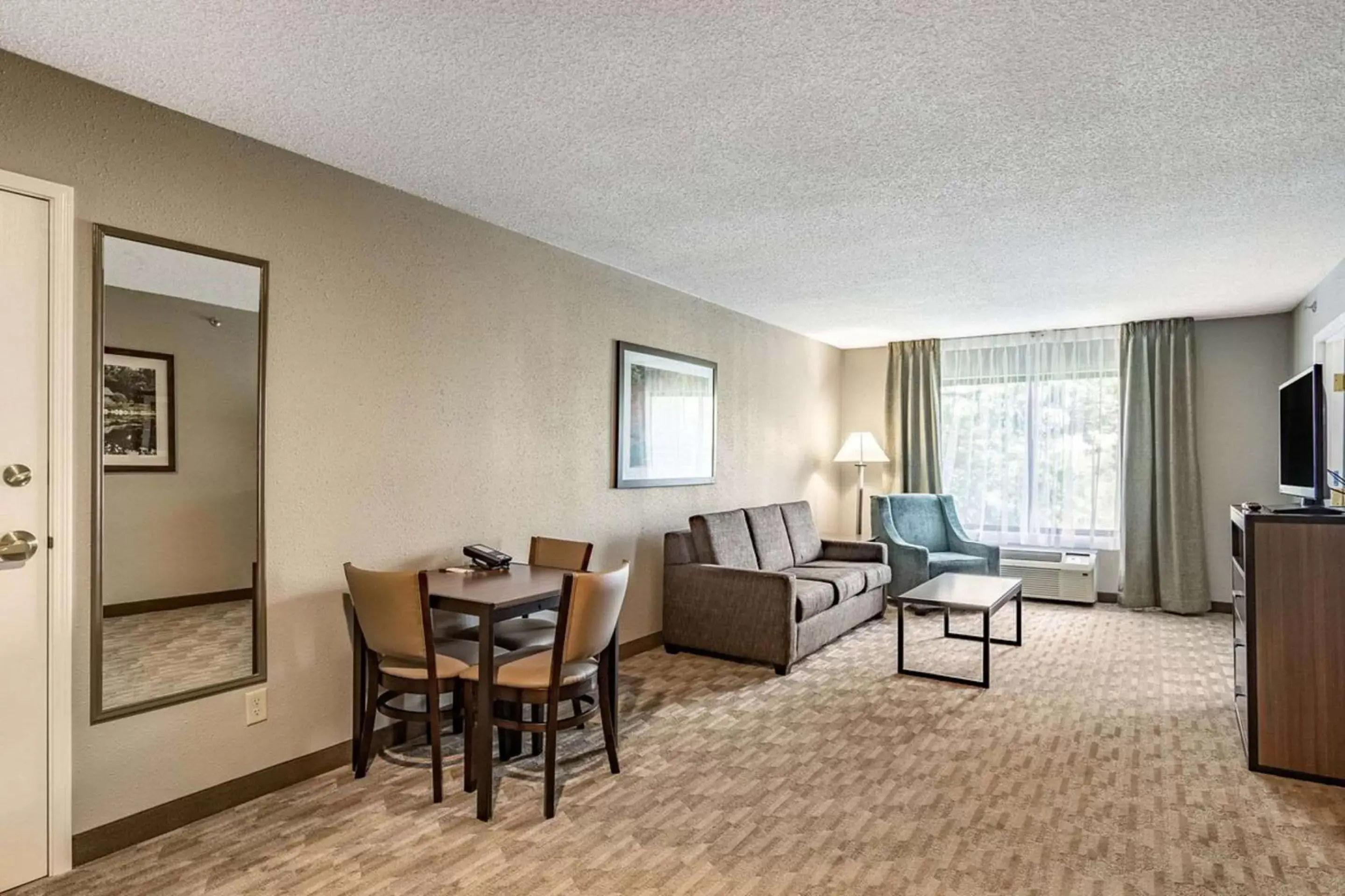 Living room, Seating Area in Riverview Inn & Suites, Ascend Hotel Collection